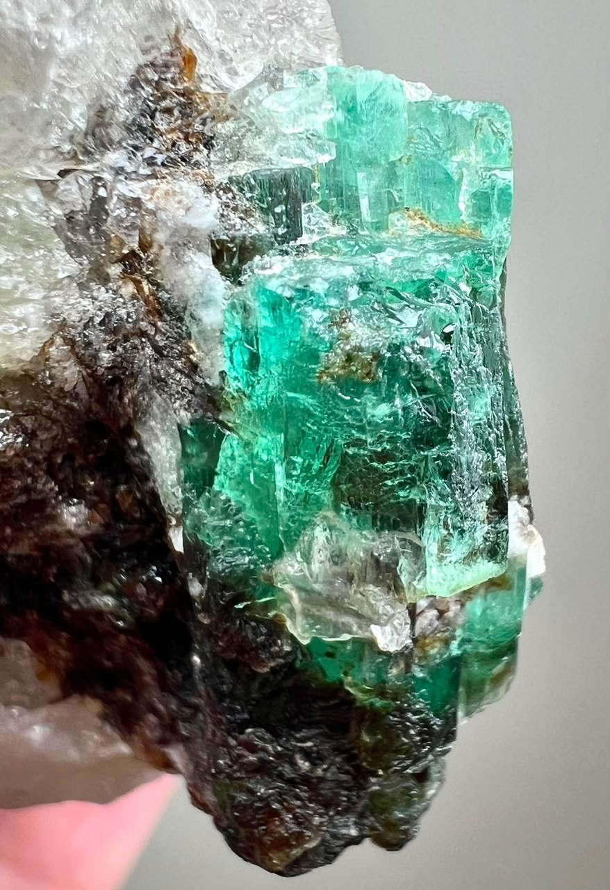 683CT, Top Green Full Terminated Natural Emerald Crystals on quartz with Mica PK