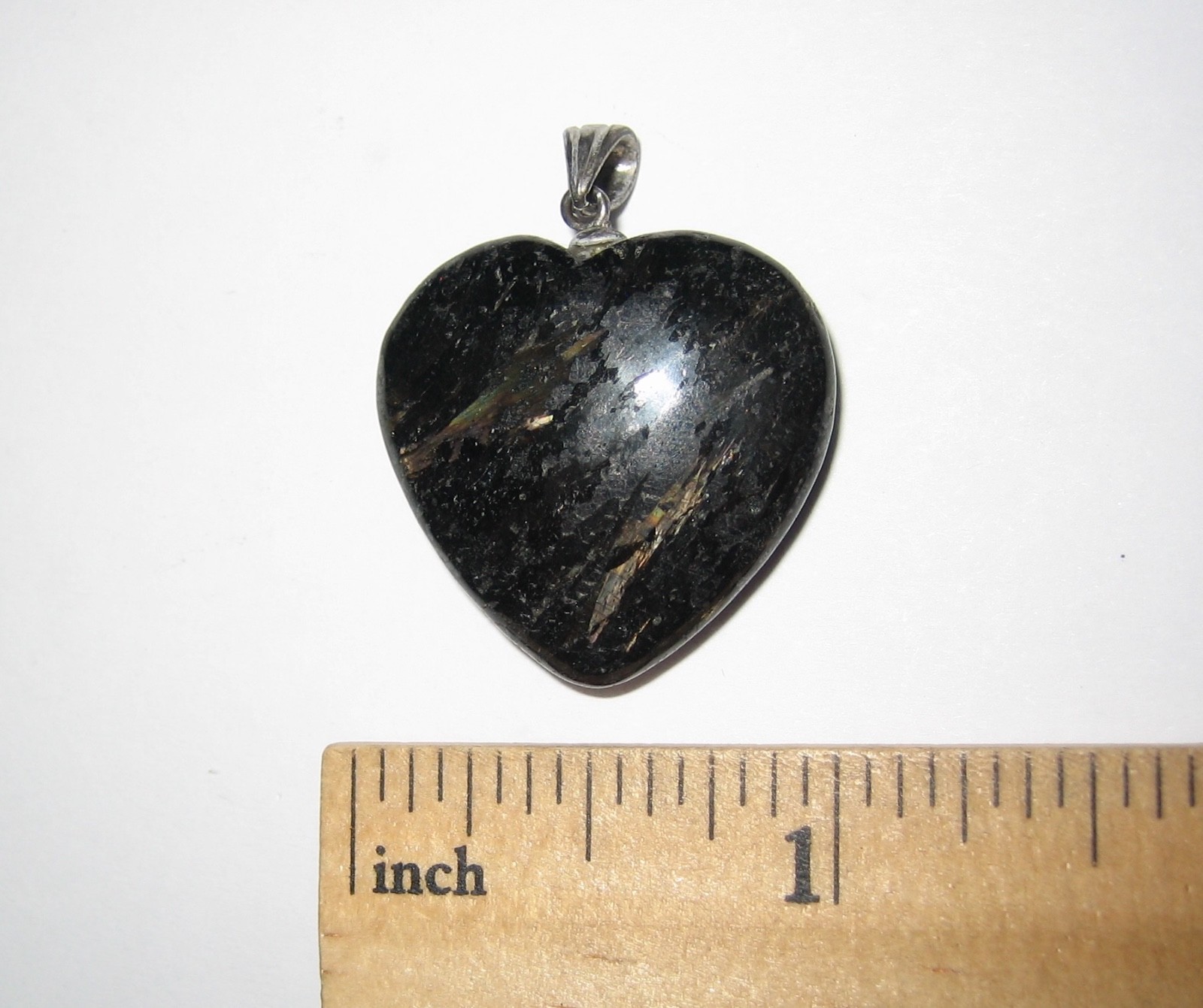 25mm RARE! POLISHED NATURAL AUTHENTIC NUUMMITE STONE HEART PENDANT GREENLAND *1