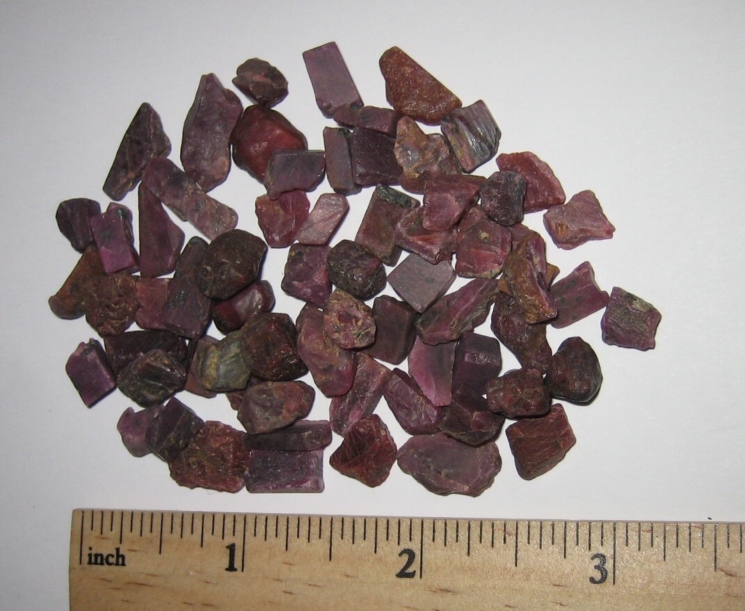 67 SMALL RARE NATURAL ROUGH 0.2″- 0.5″ RUBY CORUNDUM CRYSTALS INDIA 43.6grams *1