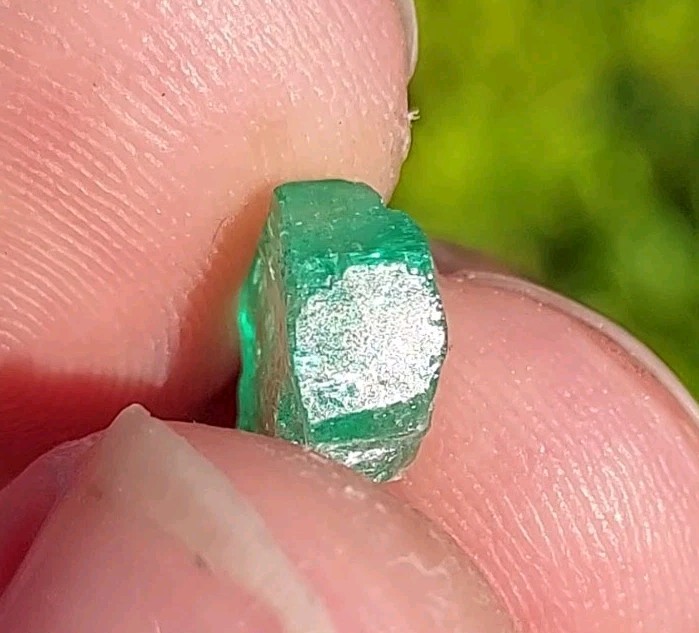 GLOWING EMERALD DOUBLE TERMINATED FROM MUZO MINE, COLOMBIA
