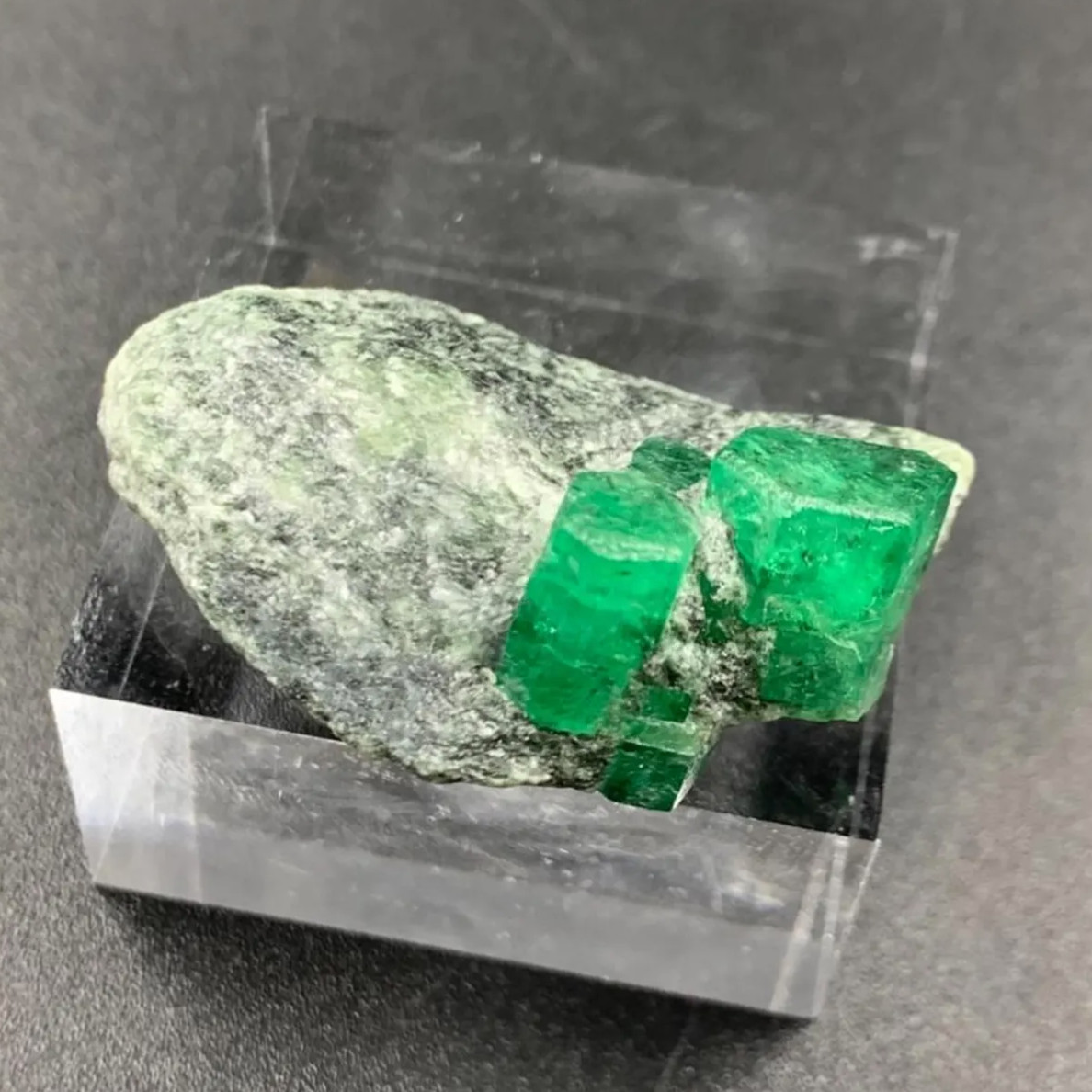Vivid Green Emerald Crystal Specimen 85CT Natural Emerald Gemstone From Pakistan