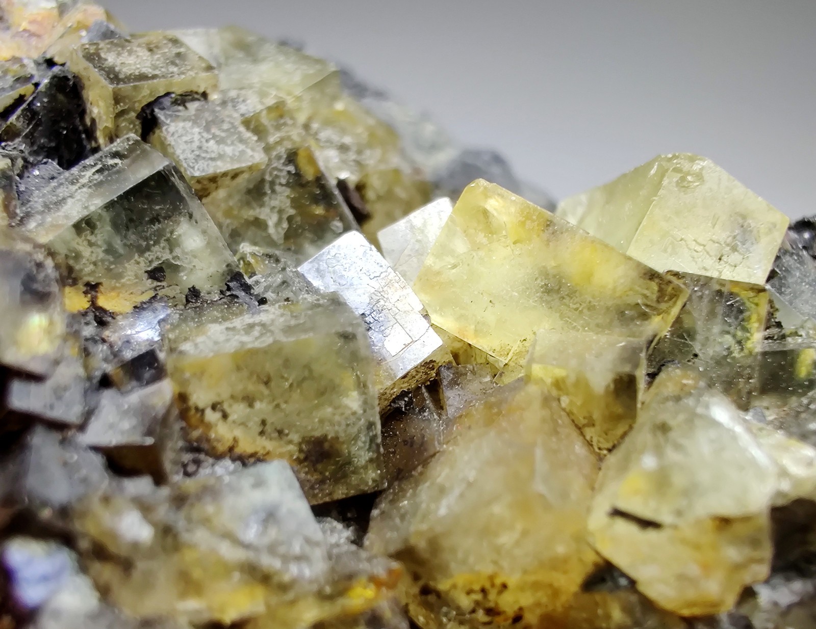Fluorite crystals with Tar smell!. Illinois-Kentucky Fluorspar Dist. 118 grams.