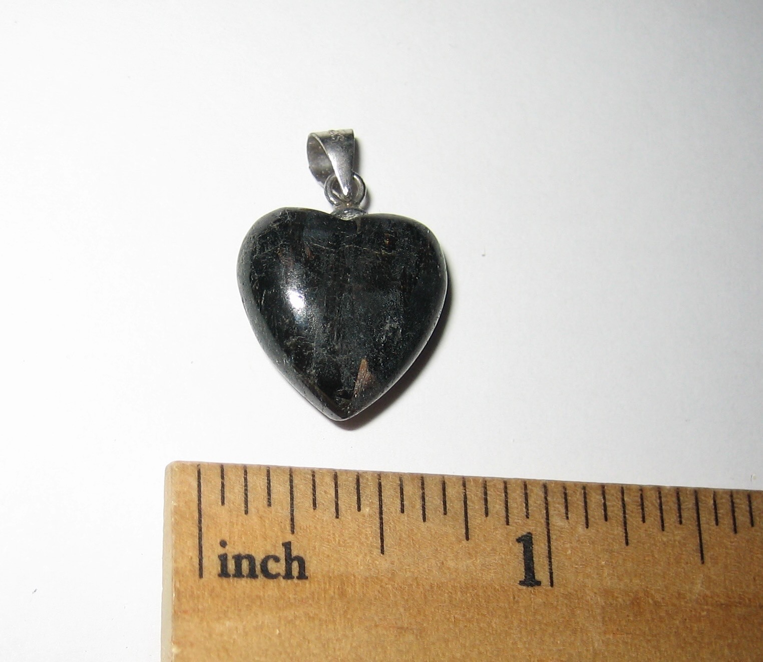 15mm RARE! POLISHED NATURAL AUTHENTIC NUUMMITE STONE HEART PENDANT GREENLAND *3