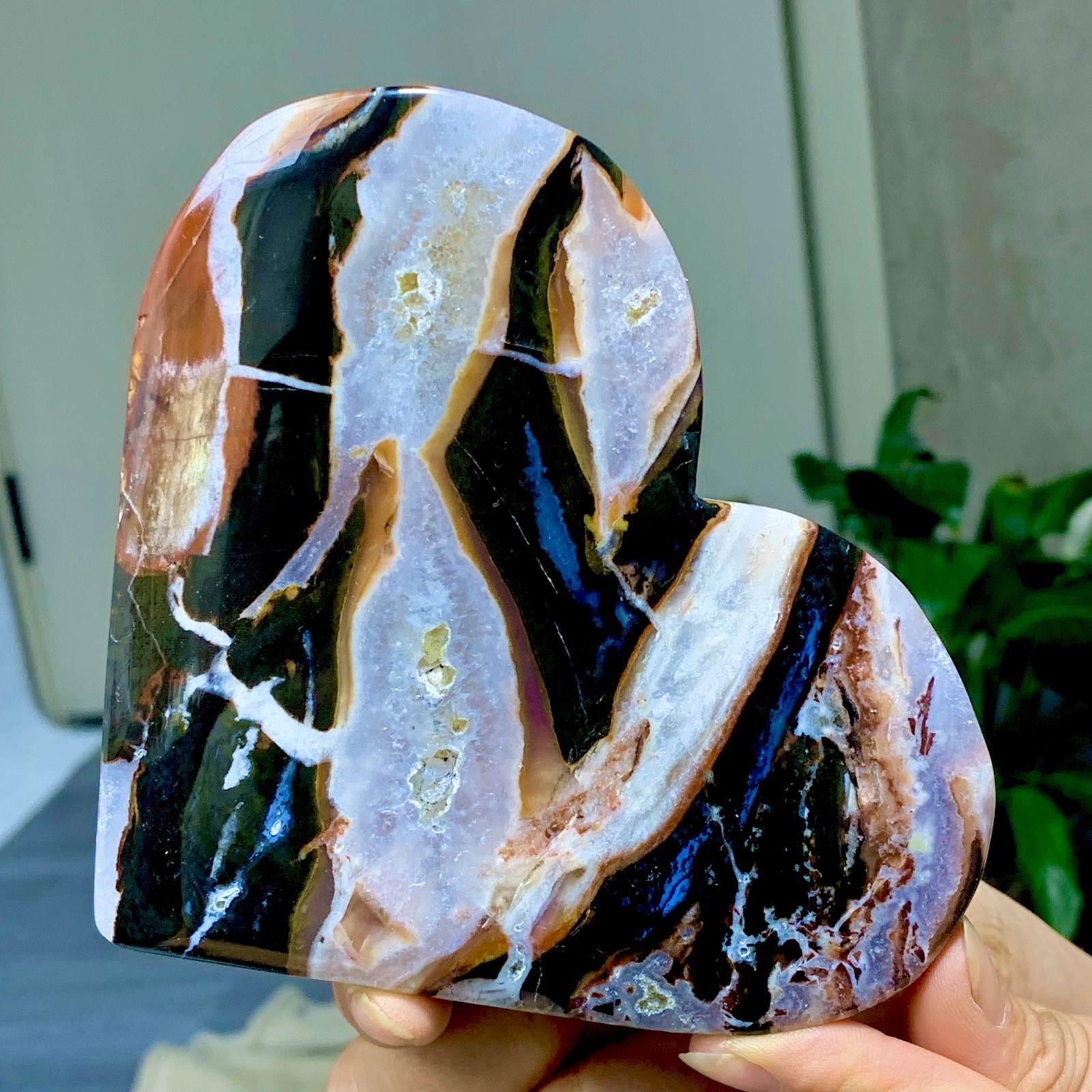328G Natural black/brown Stripe agate heart-shaped Crystal mineral