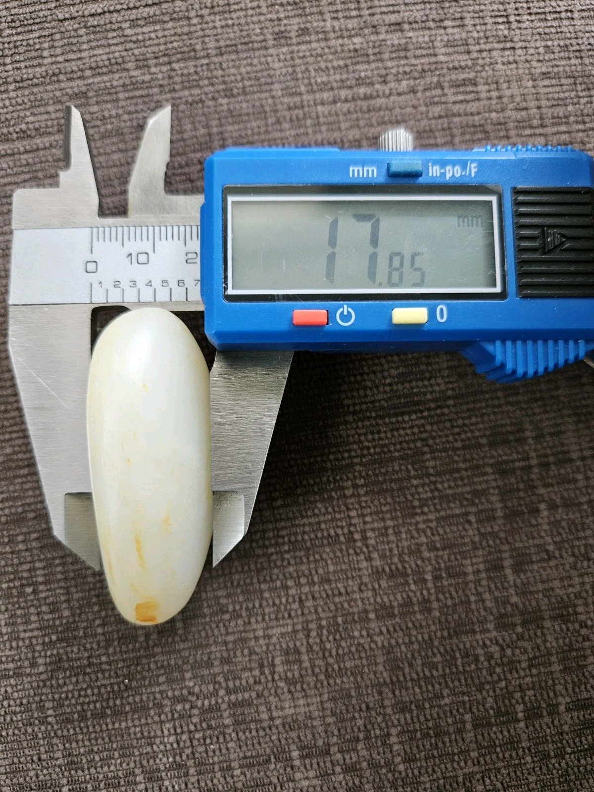 Natural Hetian White Nephrite Jade Pebble 43g Yellow Skin River Stone 和田玉白玉