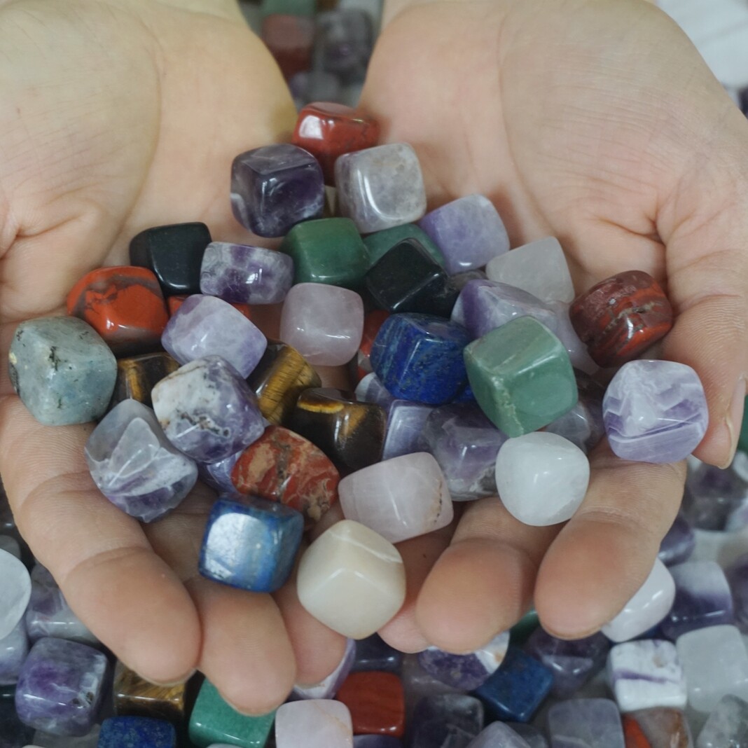 11LB 870Pcs Tiny Natural Quartz Crystal Jasper Square Cubes Mixed Stones Healing