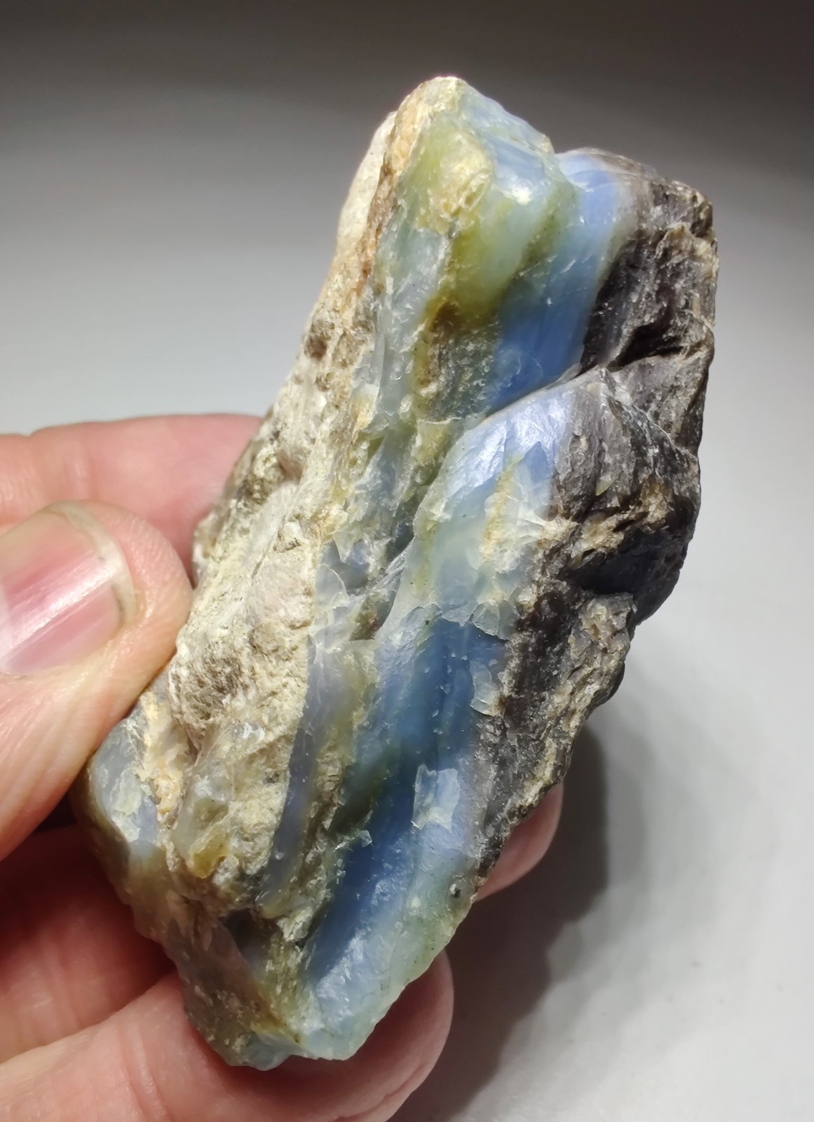 Blue Opal, great colors, fluorescent. Peru. 100 grams.