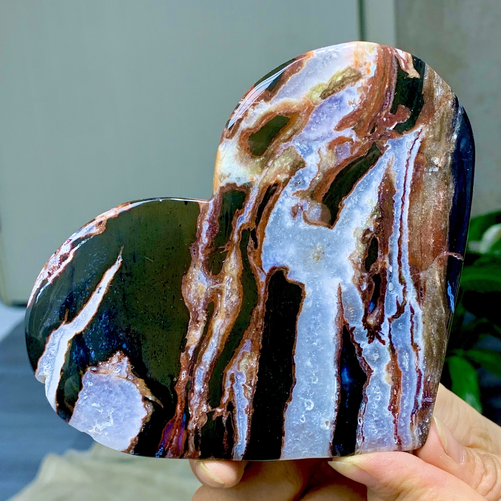 267G Natural black/brown Stripe agate heart-shaped Crystal mineral