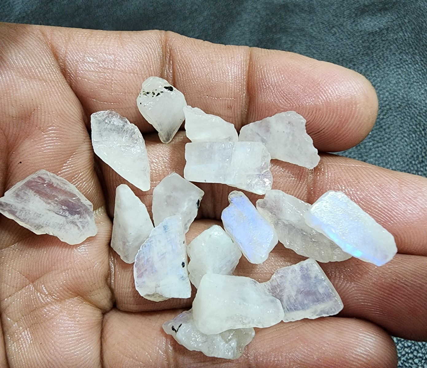 🌙 16pcs White Rainbow Moonstone Rough – Natural Gemstones 13–20mm, Blue Flash