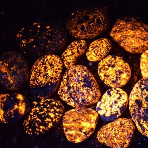10Pcs Yooperlite UV Reactive Fluorescent Glowing Fire Rock Flame Tumbled Stones