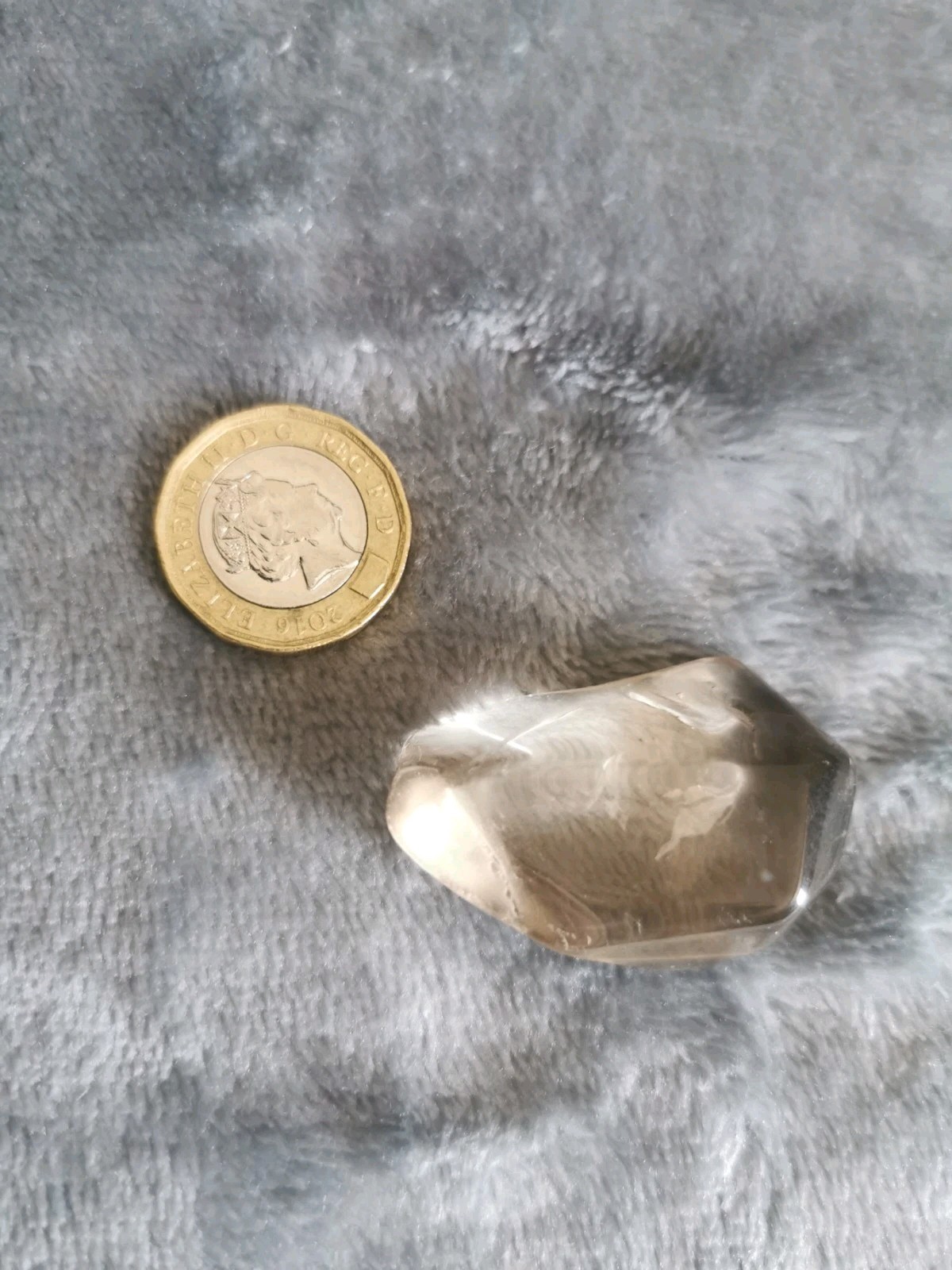 Light Smoky Quartz freeform with champagne tint from Brazil, approx. 27g.