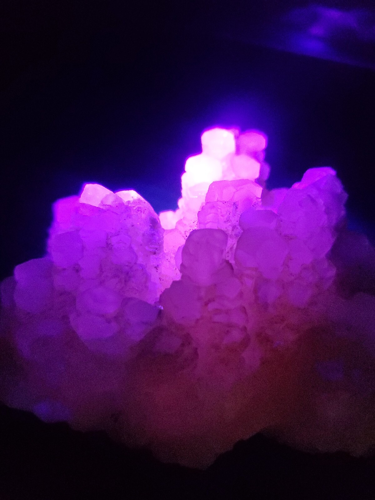 Fluorescence Columnar Benz Calcite, Cluster UV-reactive 338g
