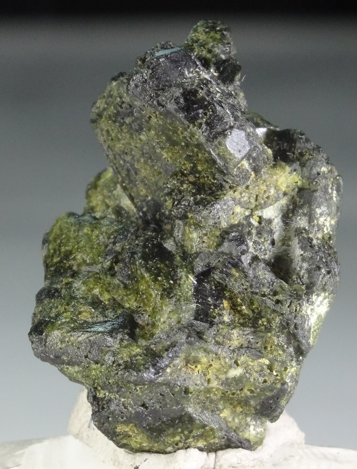 30 CARATS EPIDOTE CRYSTALS CLUSTER PAKISTAN, (VG-30)