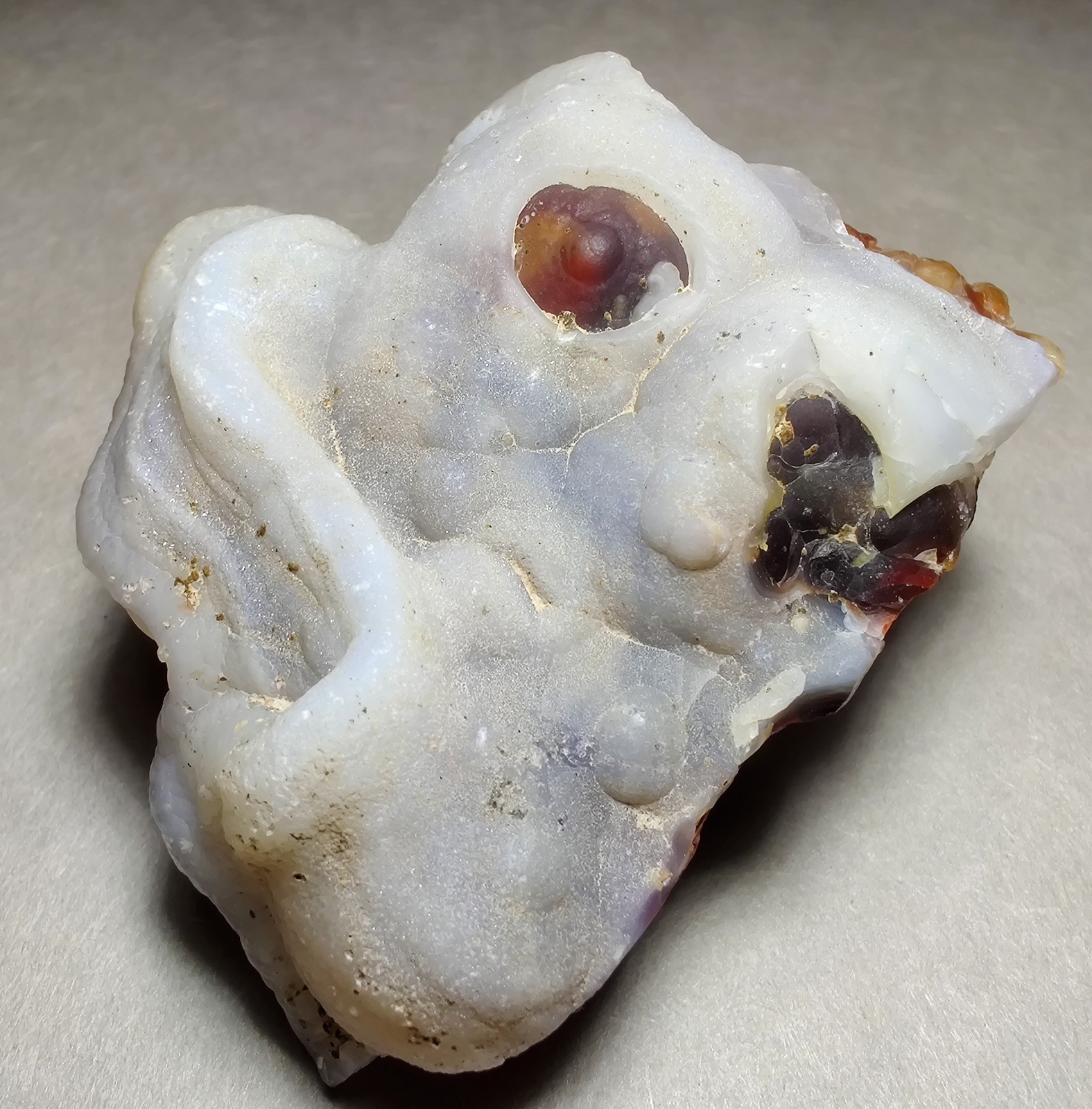 Fire Agate-Chalcedony, fluorescent. Aguascalientes, Mexico. 93 grams.