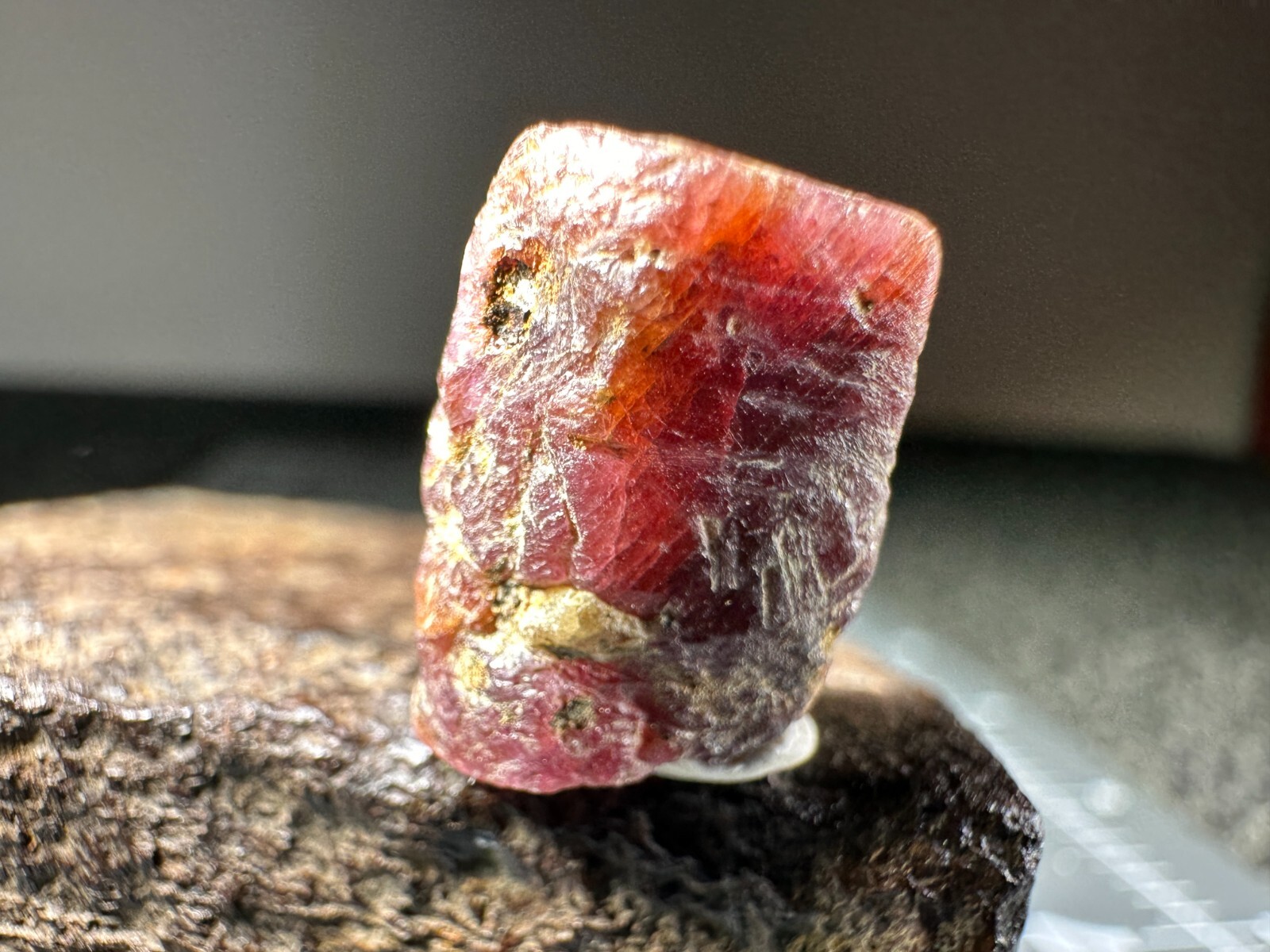 ➤ 20 Ct Thumbnail Fluorescent Red RUBY CRYSTAL – North Carolina VIDEO➤385