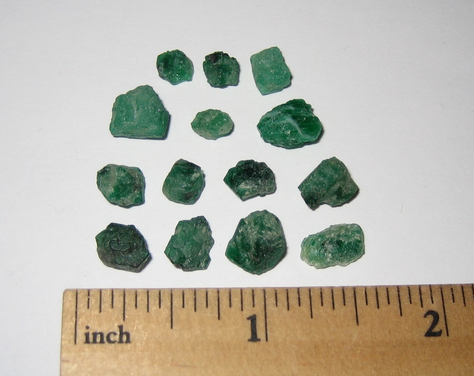 14 SMALL NATURAL ROUGH 0.2″- 0.3″ EMERALD GREEN BERYL CRYSTALS COLOMBIA ~ 5g *1
