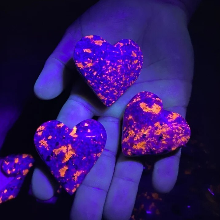 2″ Heart Shape Emberlite UV Fluorescent Yooperlite Glowing Fire Rock Stone 1PCS