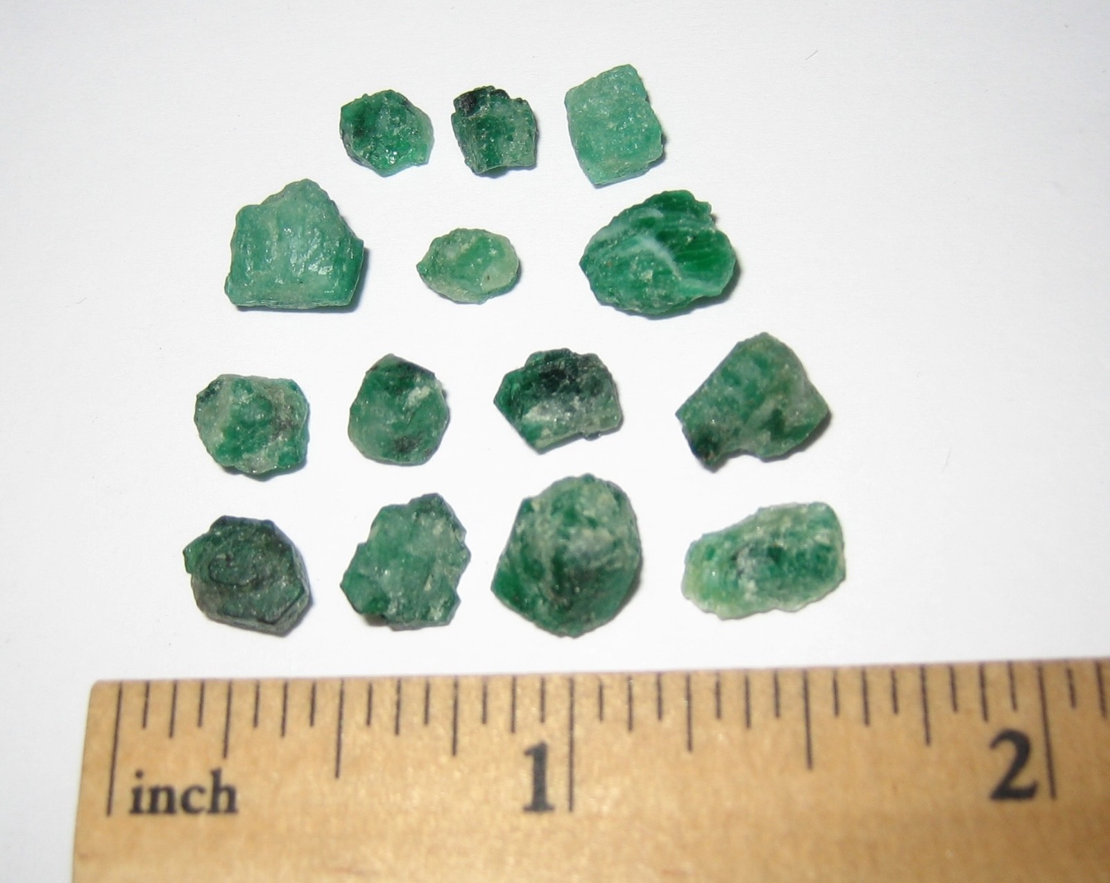 14 SMALL NATURAL ROUGH 0.2″- 0.3″ EMERALD GREEN BERYL CRYSTALS COLOMBIA ~ 5g *1