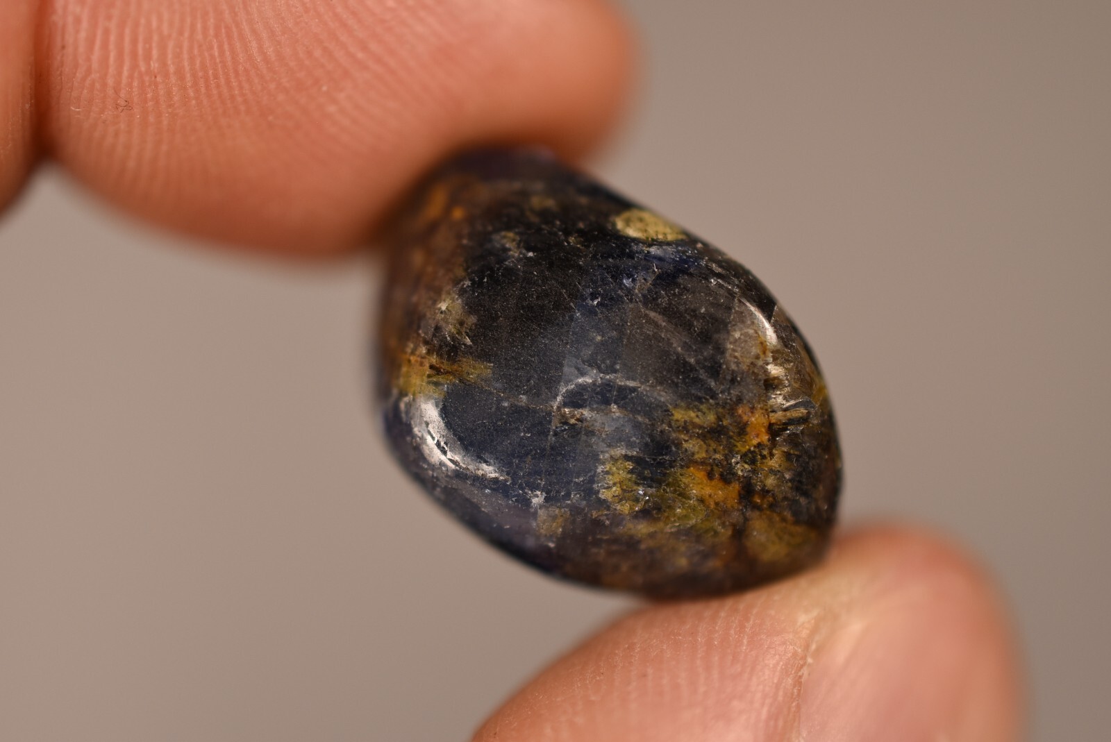 *SAPPHIRE* Tumbled Stone 2.3cm 10.4g Natural Polished Healing Crystal