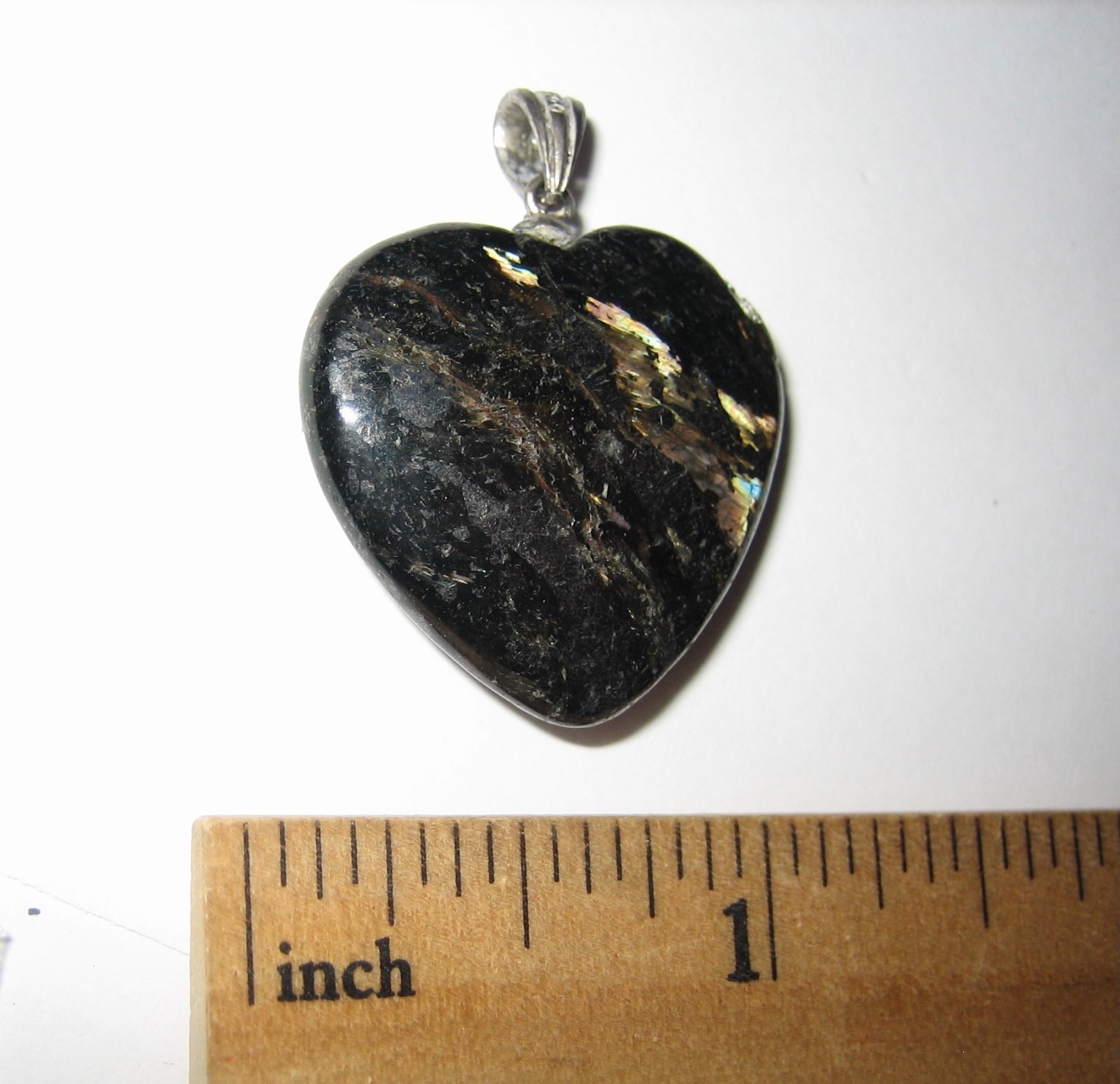 25mm RARE! POLISHED NATURAL AUTHENTIC NUUMMITE STONE HEART PENDANT GREENLAND *1
