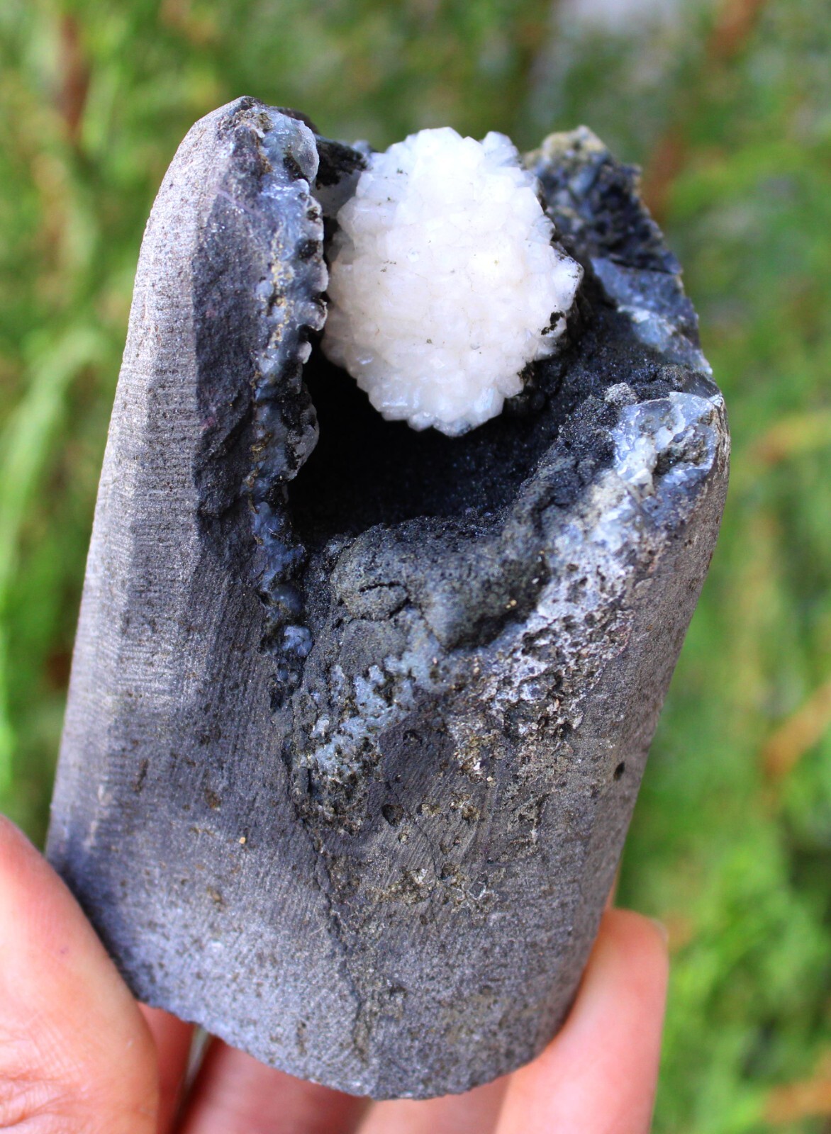 Stilbite Format In Geode Minerals Specimen #M55