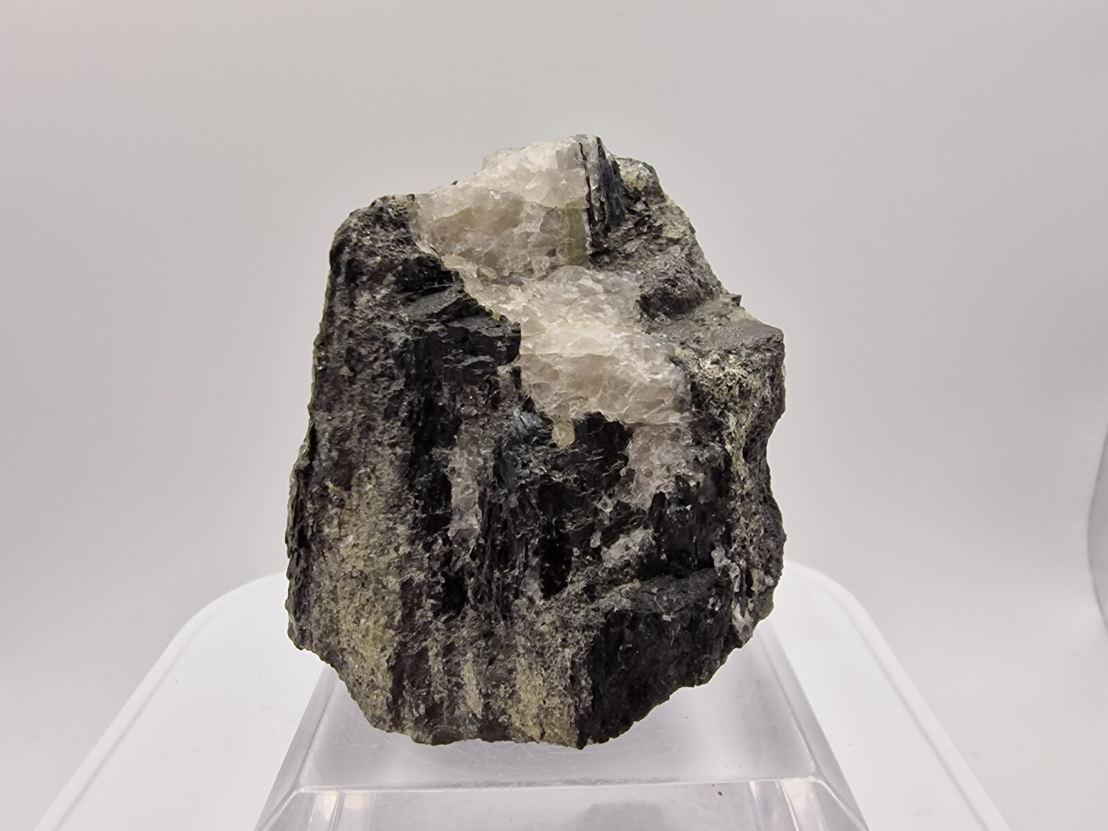 Apatite on Quartz From Ickorbotten Mine , Ludvika , Kopparbergs län , Sweden