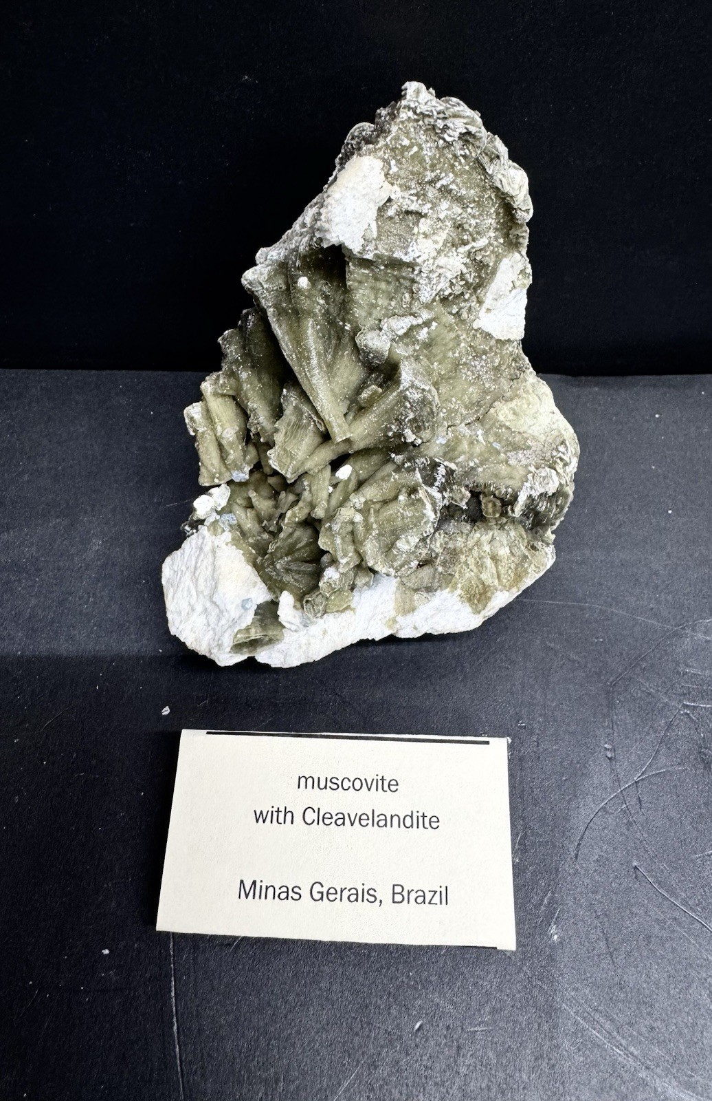 Natural Mineral Muscovite with cleavelandite, Brazil 10 x 6 x 8 cm 338 g