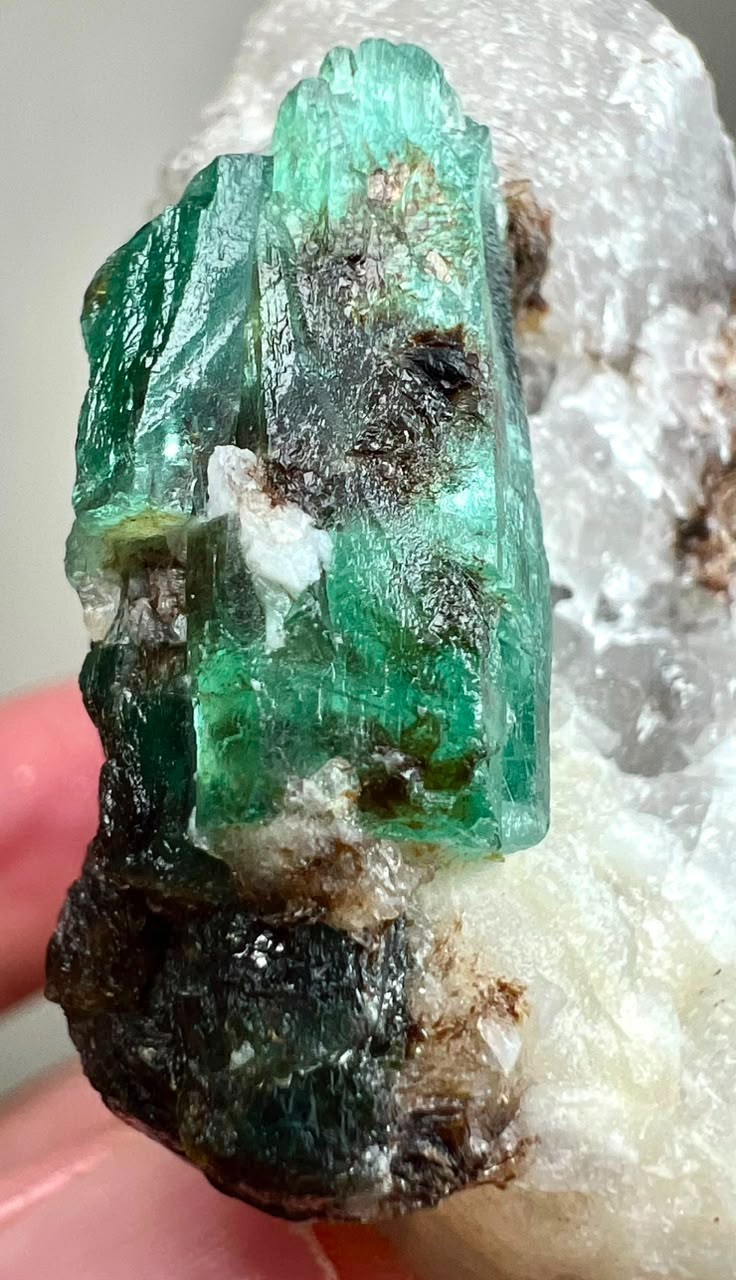 683CT, Top Green Full Terminated Natural Emerald Crystals on quartz with Mica PK