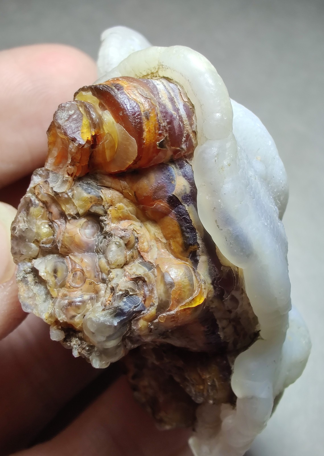 Fire Agate-Chalcedony, fluorescent. Aguascalientes, Mexico. 93 grams.