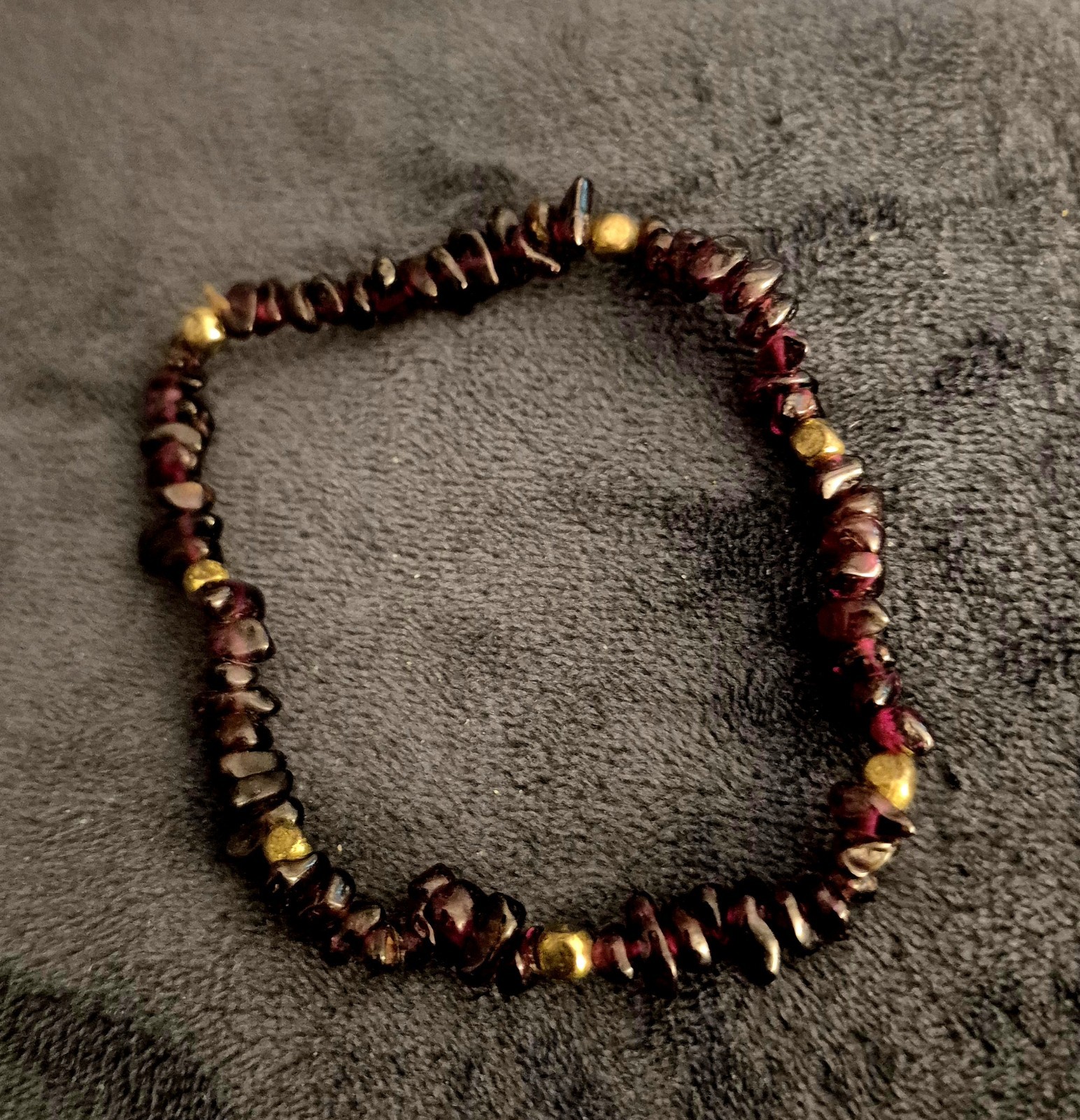 Natural Raw Dark Red Garnet Chips Stretch Bracelet With Gold Tone Beads