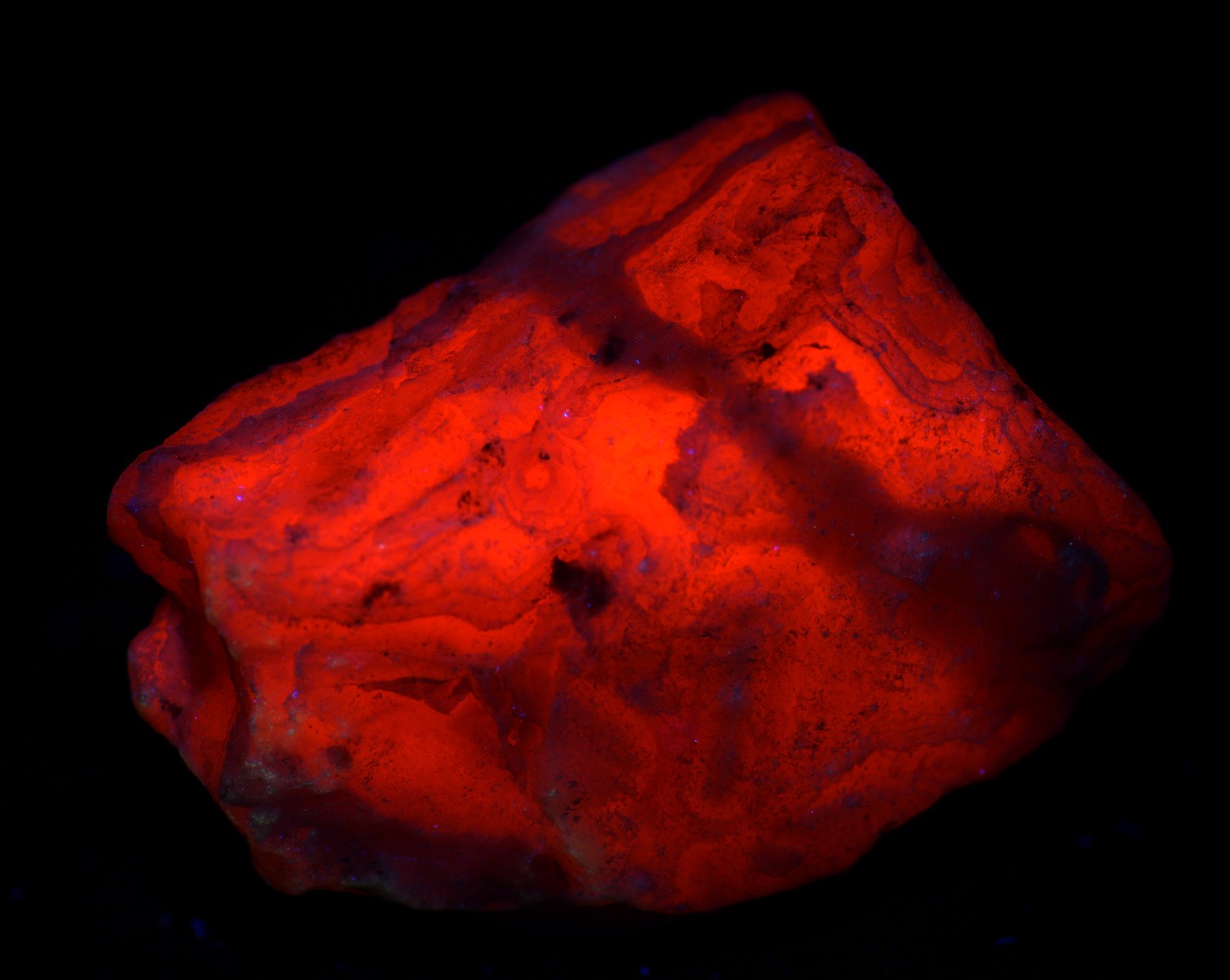 Mangano Calcite, bright fluorescence. Ancash, Peru. 107 grams.