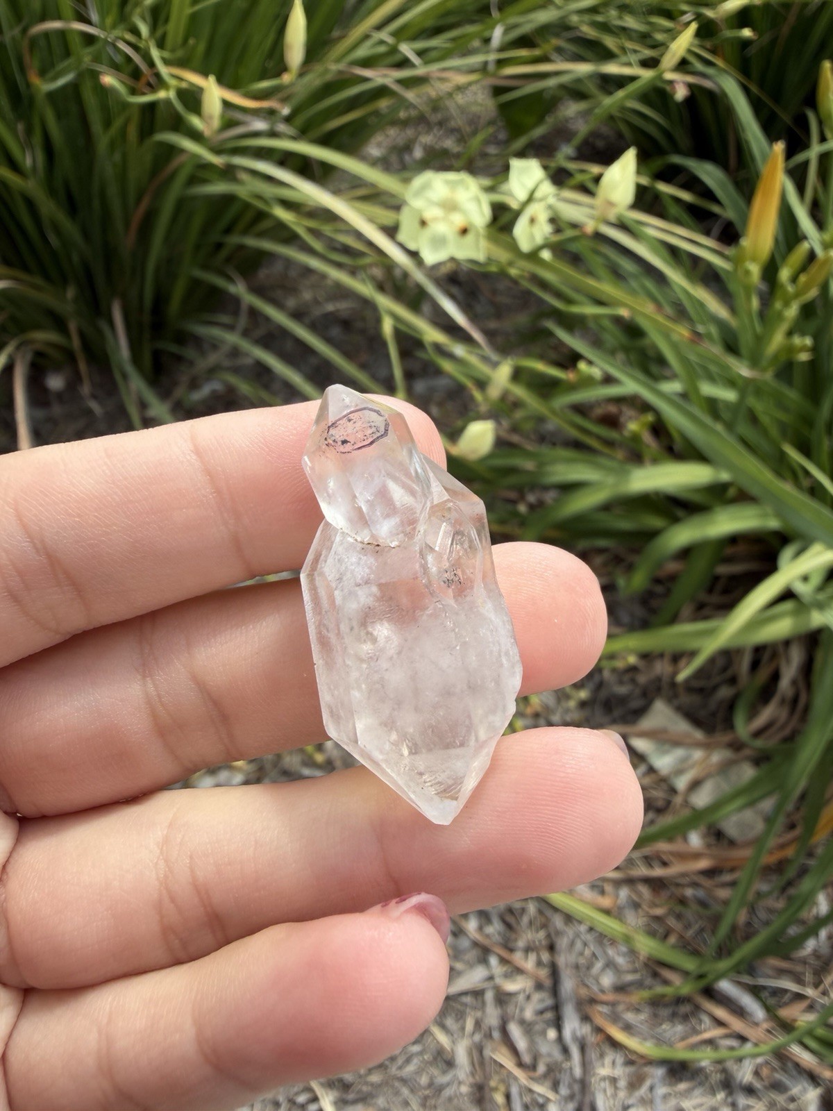 Natural Enhydro Quartz w/ Moving Bubble &/or Carbon/Black Inclusions,A422