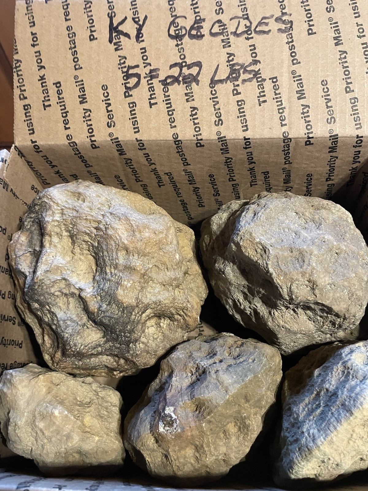 BOX OF KENTUCKY GEODES:5 BIG GEODES *5=22 LBS.