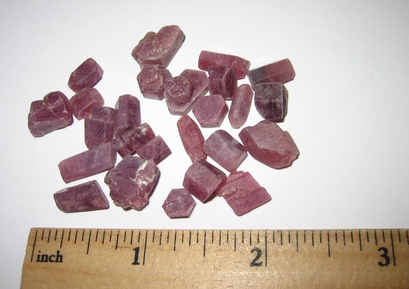 26 GOOD QUALITY TINY 0.2-0.5″ ROUGH NATURAL RUBY CRYSTALS FROM MADAGASCAR 23g *A