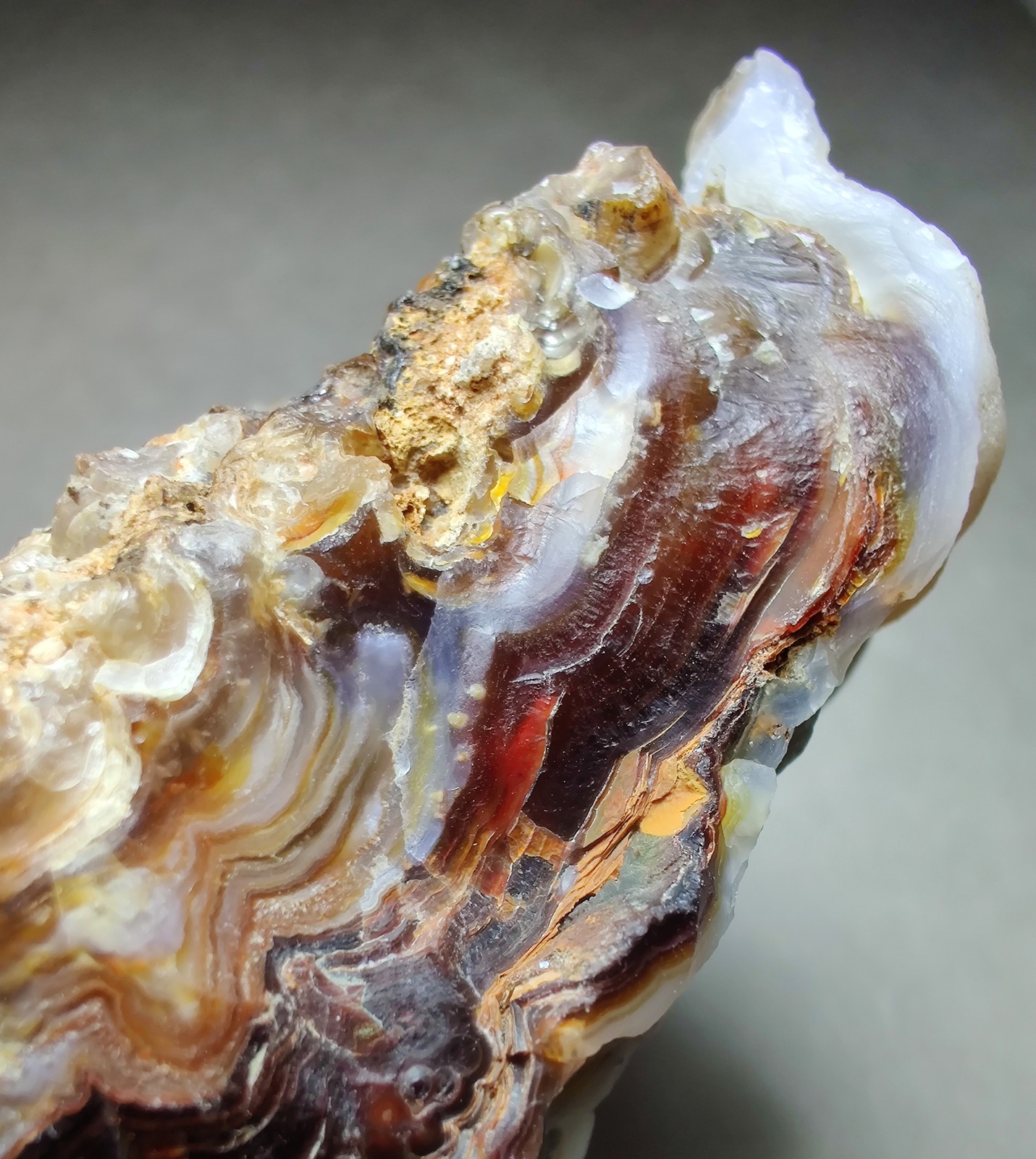 Fire Agate-Chalcedony, fluorescent. Aguascalientes, Mexico. 93 grams.