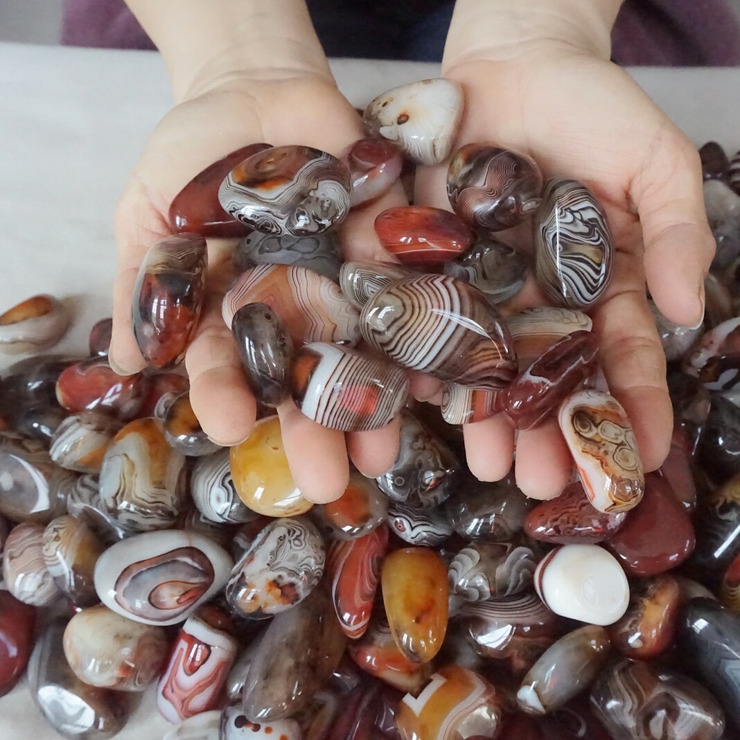 50Pcs 2.2LB 1KG Natural Band Sardonyx Carnelian Agate Crystal Palm Stone Healing