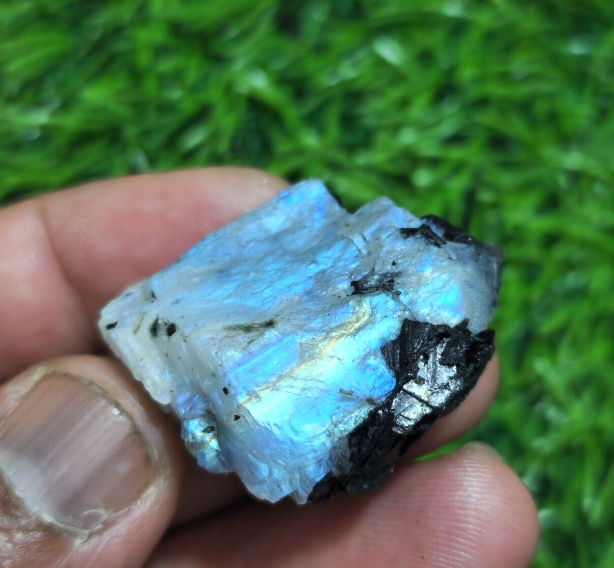 Top Quality Blue Rainbow Moonstone Rough 109.45 Crt Loose Gemstone For Jewelry