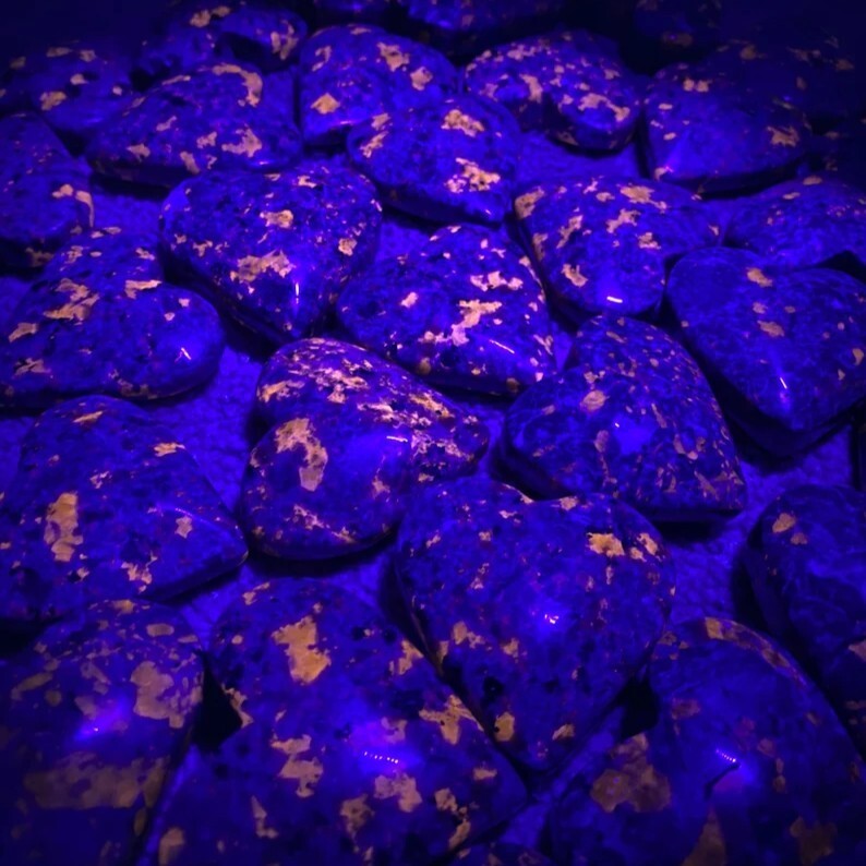 2″ Heart Shape Emberlite UV Fluorescent Yooperlite Glowing Fire Rock Stone 1PCS