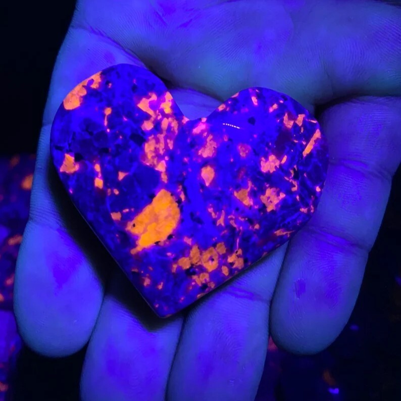 2″ Heart Shape Emberlite UV Fluorescent Yooperlite Glowing Fire Rock Stone 1PCS
