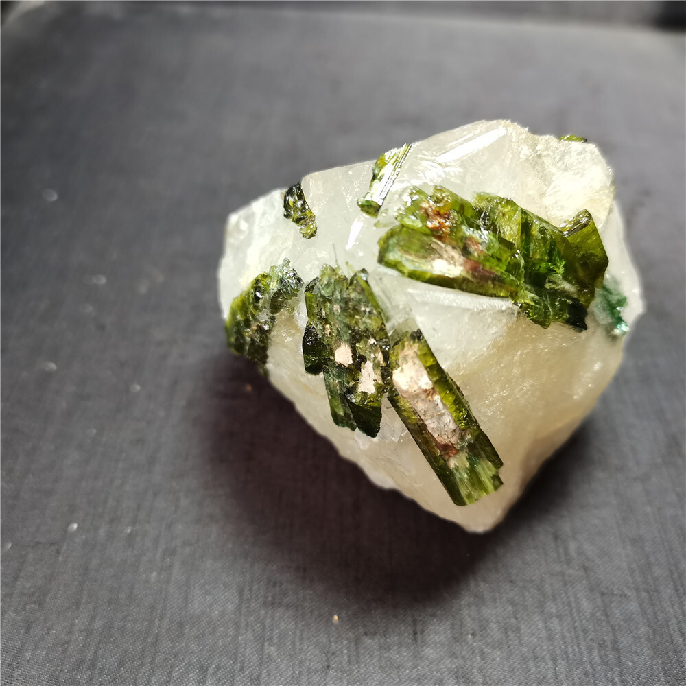 TOP 439 G Natural GreenTourmaline on Quartz Specimens Y14