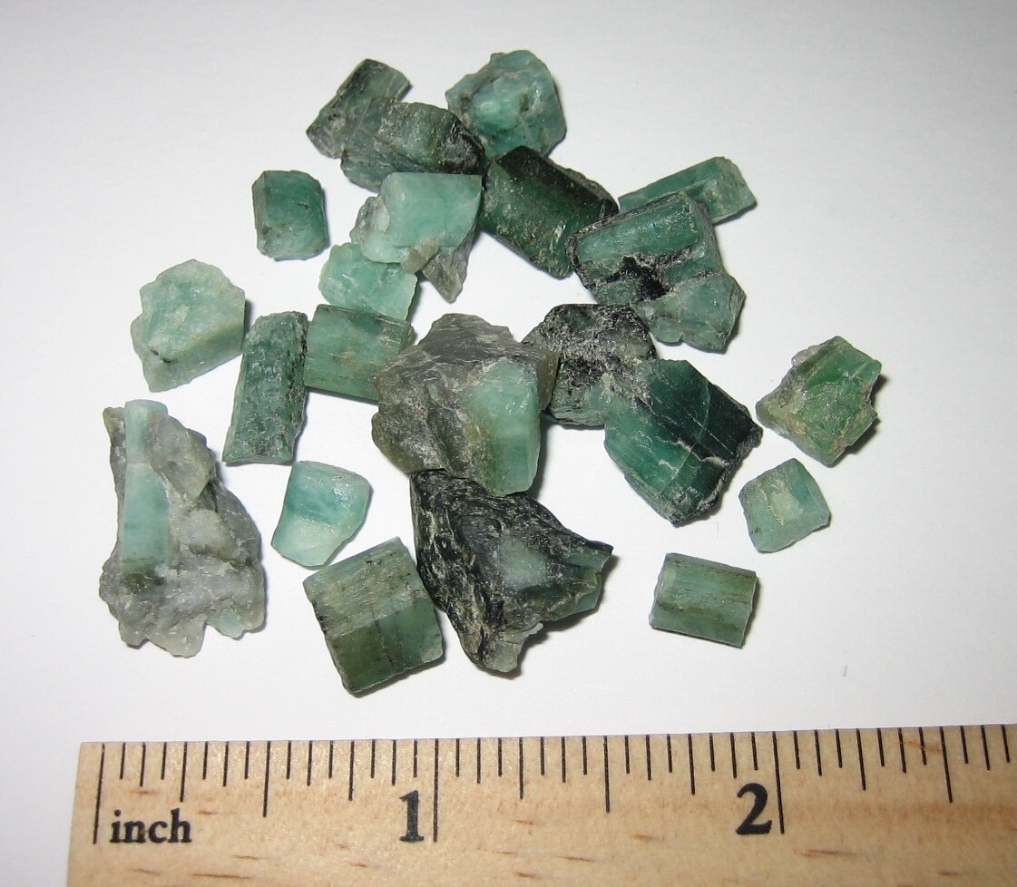 22 BEAUTIFUL NATURAL 0.2″- 0.5″ EMERALD GREEN BERYL CRYSTALS BRAZIL 22.4grams *A