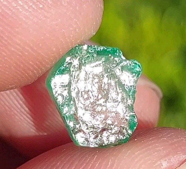 GLOWING EMERALD DOUBLE TERMINATED FROM MUZO MINE, COLOMBIA