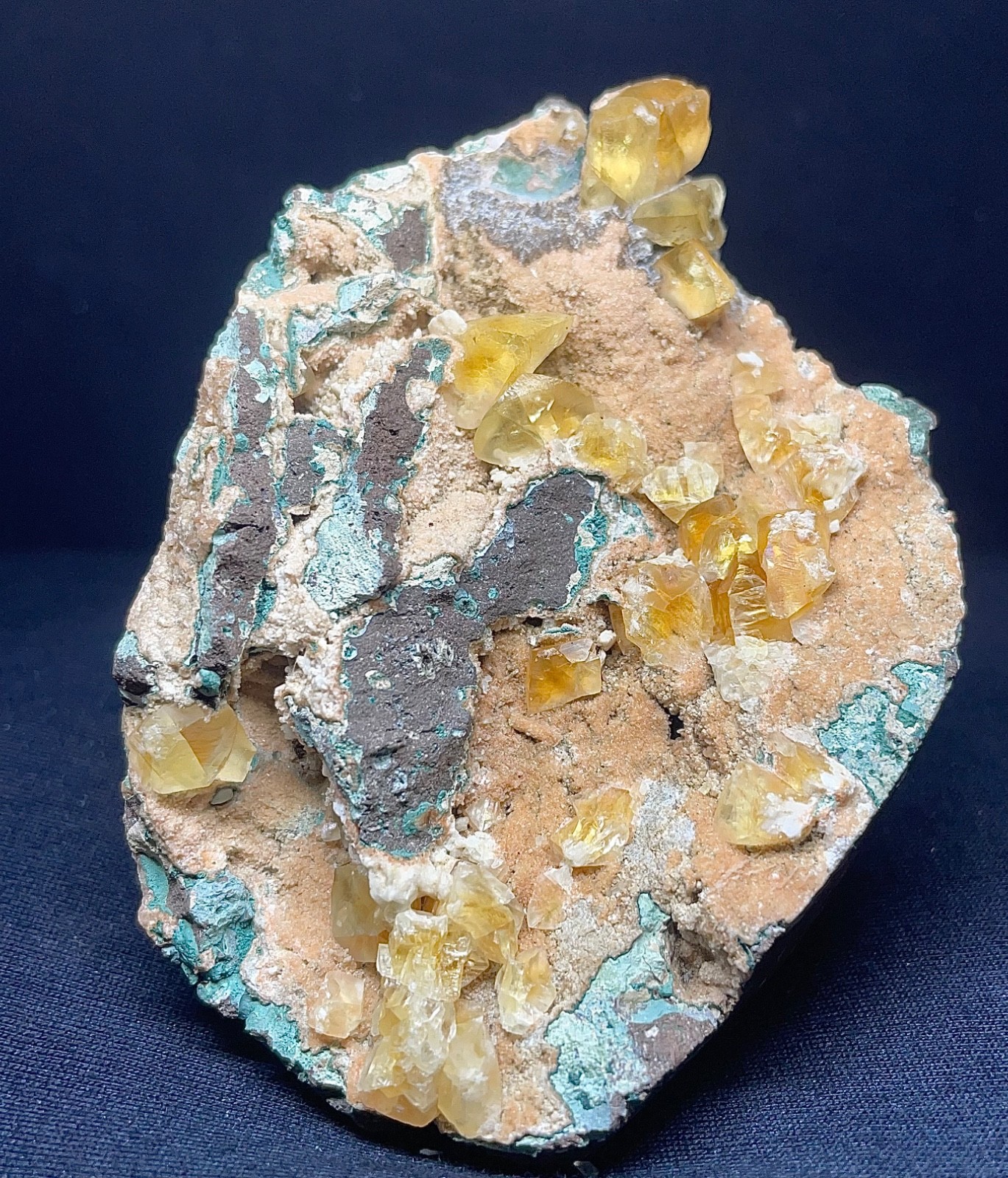 Natural orange gem crystal mineral in geode specimen 202gr 9.5×7.5×4 cm