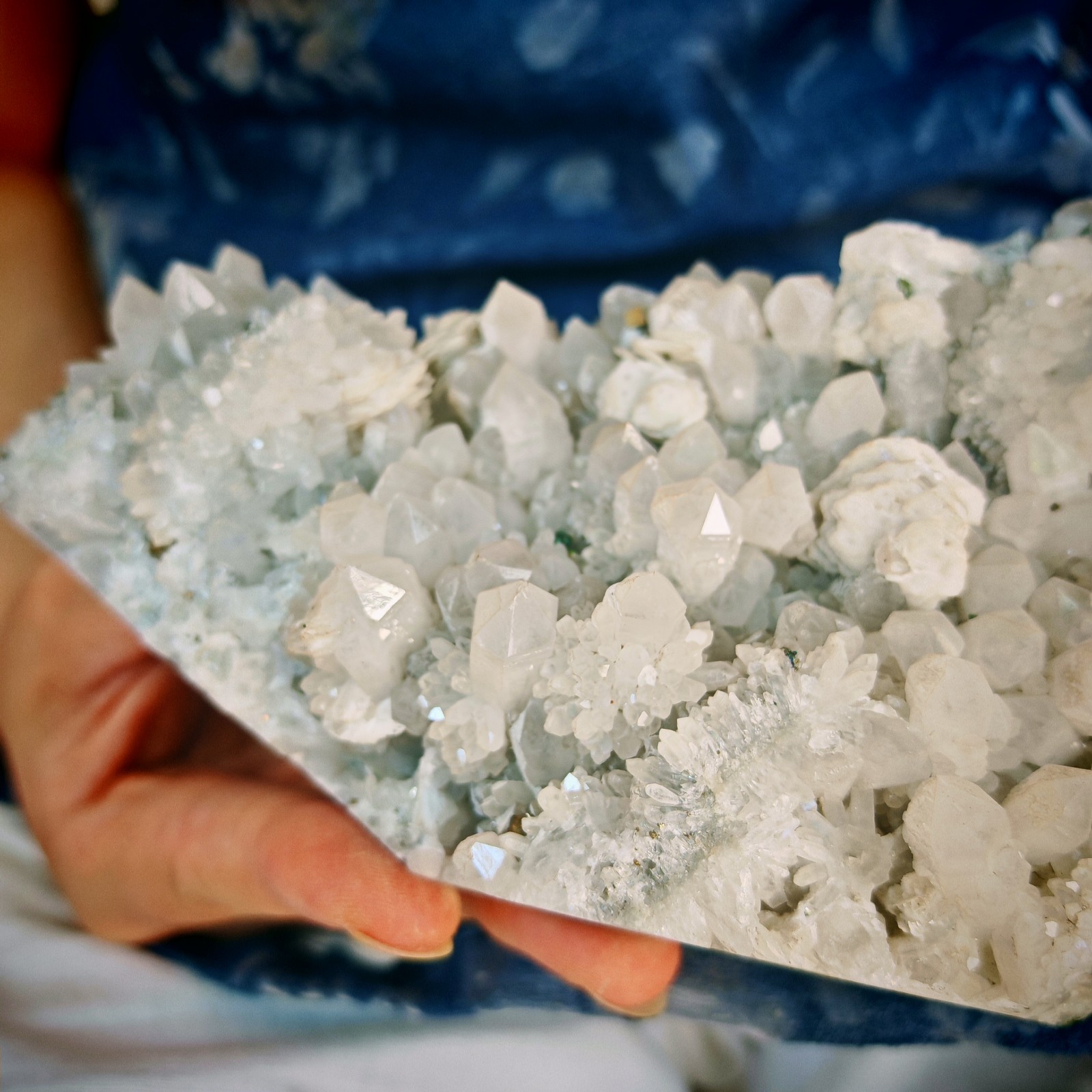 2.42LB Natural mineral standard crystal 1.1kg