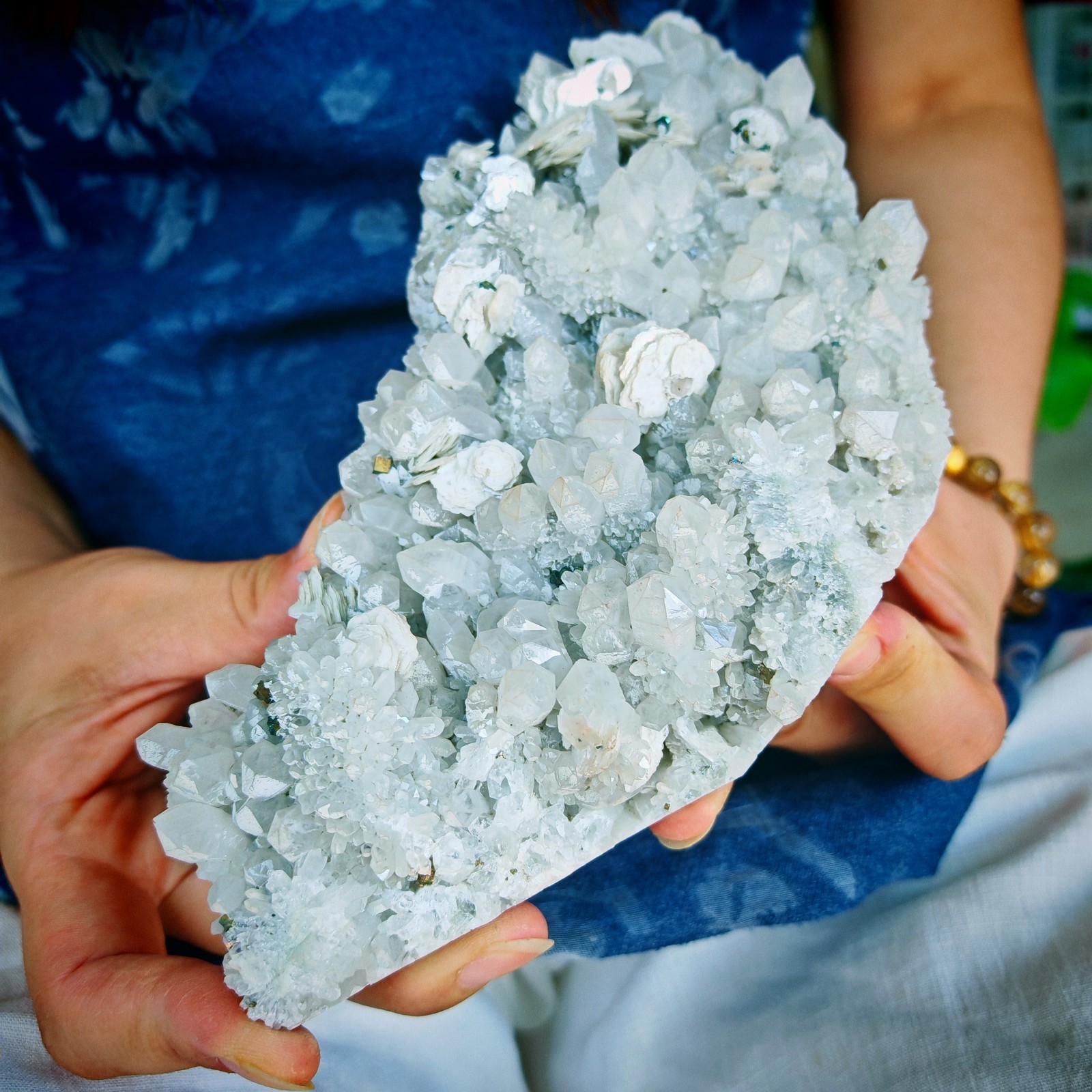 2.42LB Natural mineral standard crystal 1.1kg