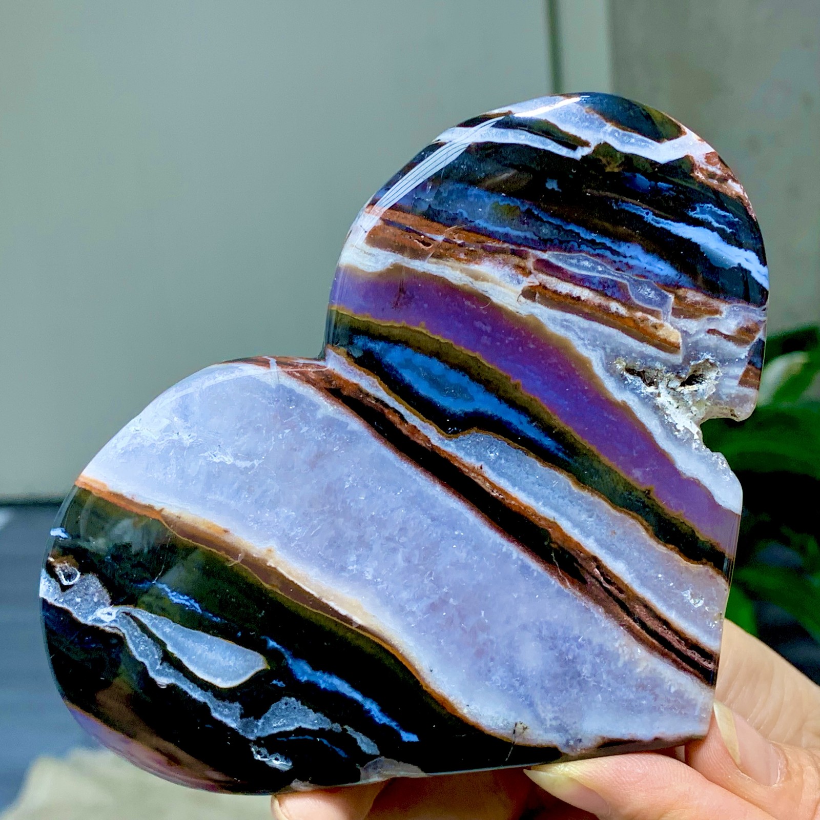 244G Natural black/brown Stripe agate heart-shaped Crystal mineral