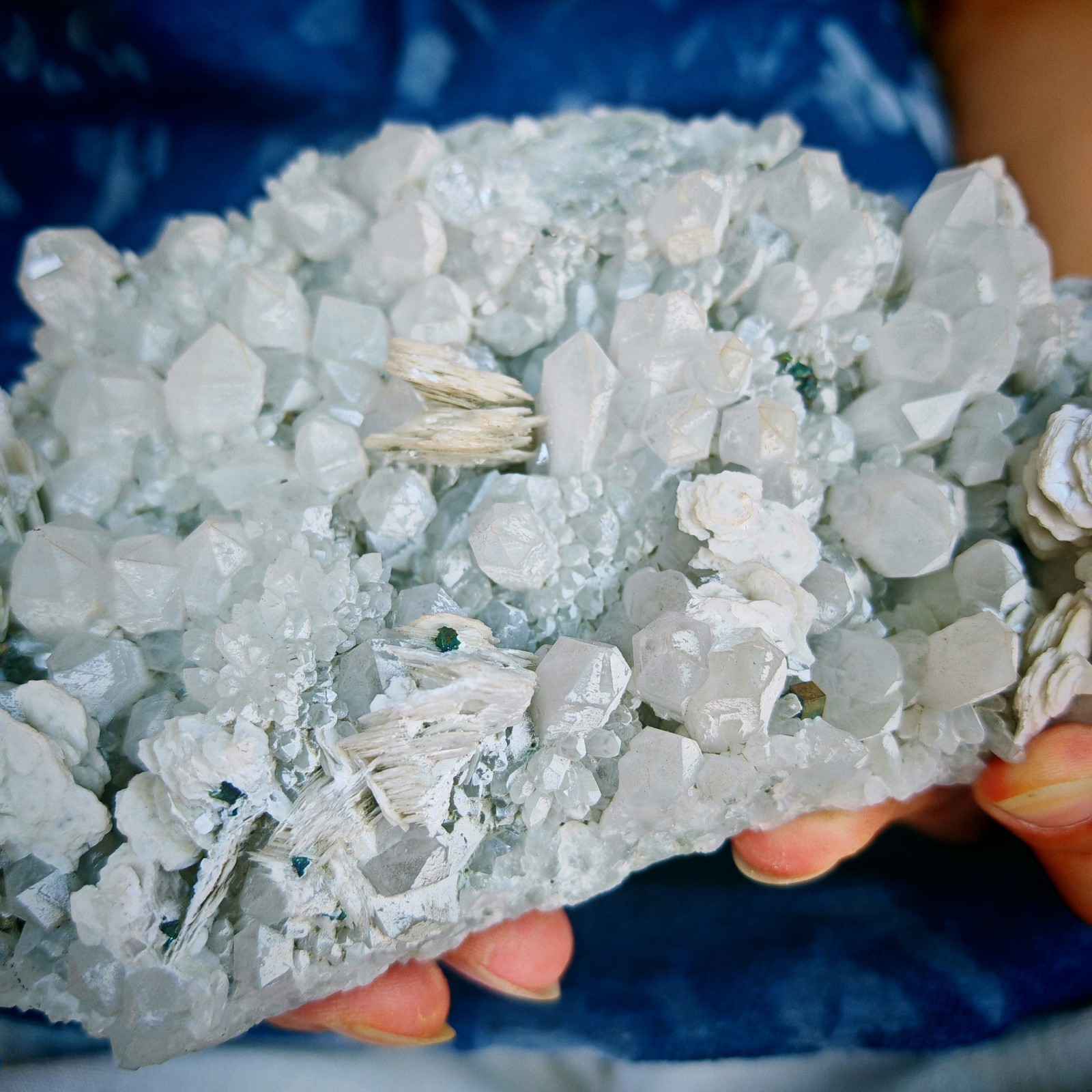 2.42LB Natural mineral standard crystal 1.1kg