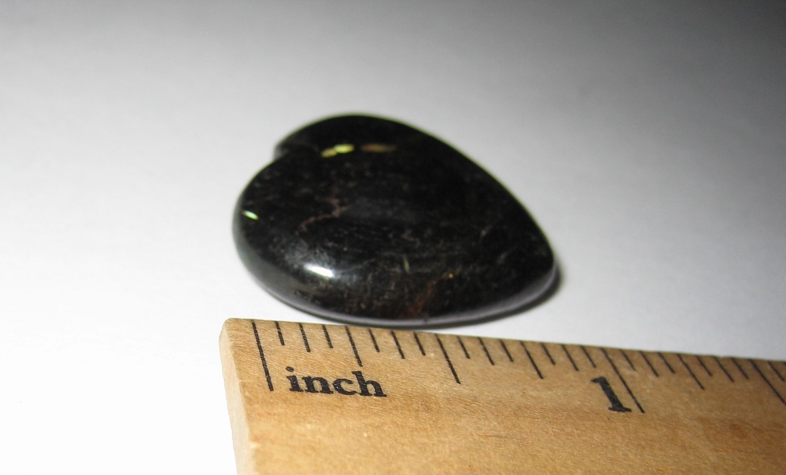 25mm RARE! POLISHED NATURAL AUTHENTIC NUUMMITE STONE HEARTS FROM GREENLAND 9g *1