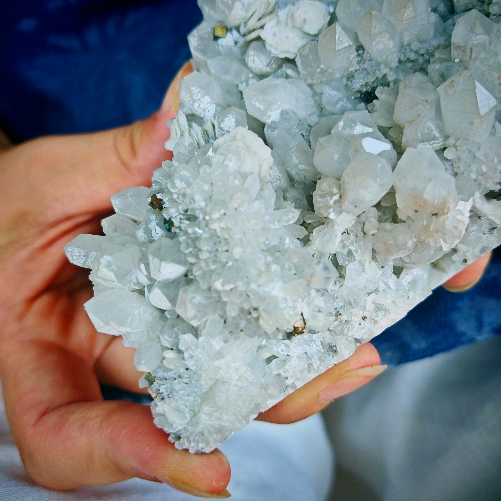 2.42LB Natural mineral standard crystal 1.1kg