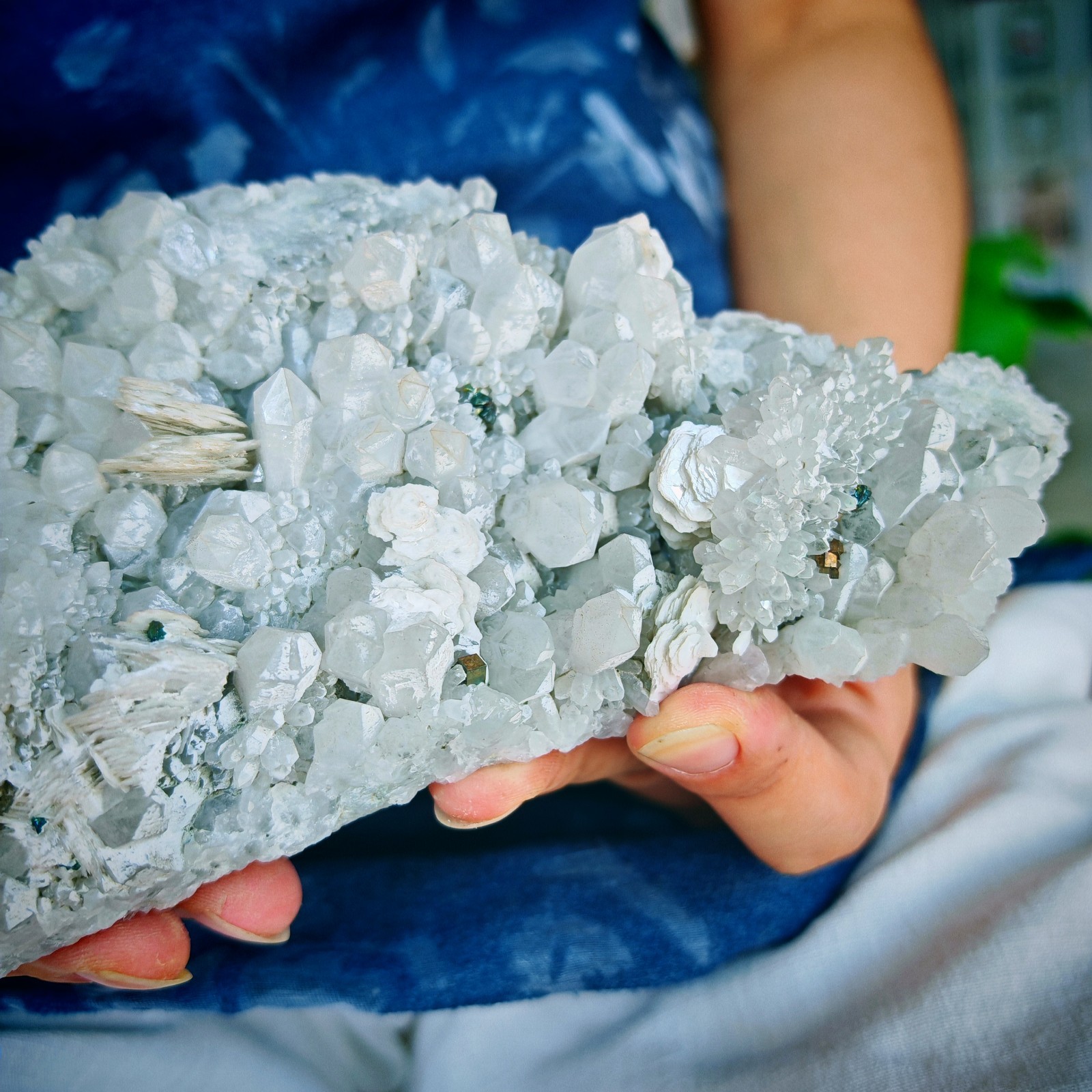 2.42LB Natural mineral standard crystal 1.1kg